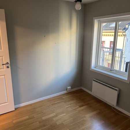 Bilde av rommet som leies ut. Her har du plass til både seng, skap og pult. Galleribilde