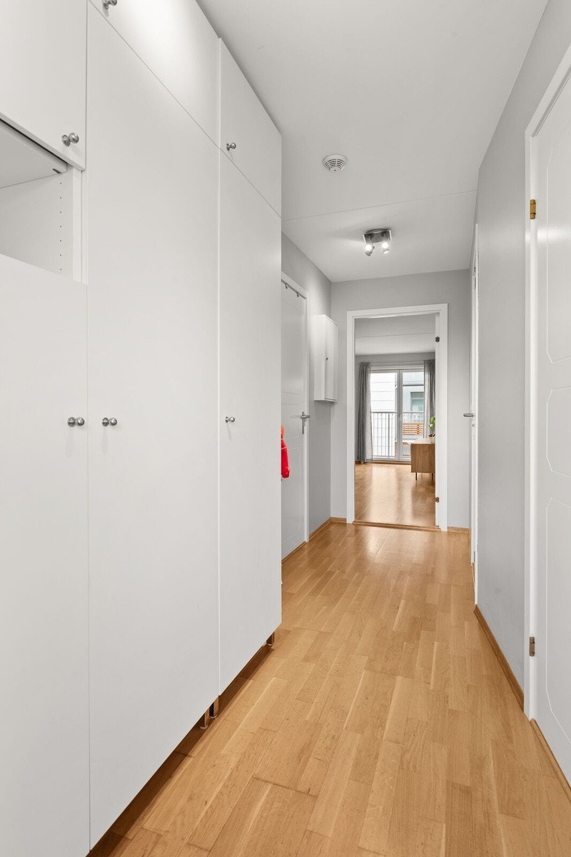 Gang med mye oppbevaringsplass. Galleribilde