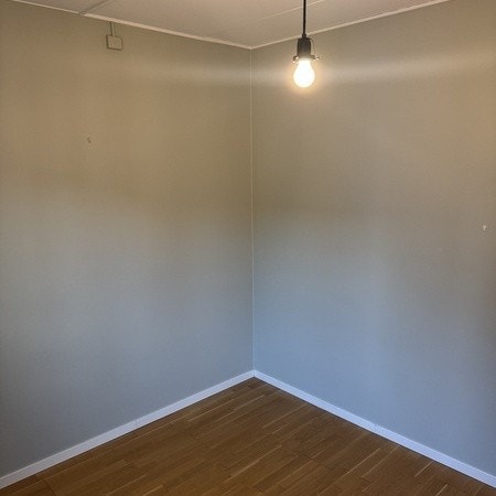 Bilde av rommet som leies ut. Lampen skal byttes ut til en spotarmatur. Galleribilde