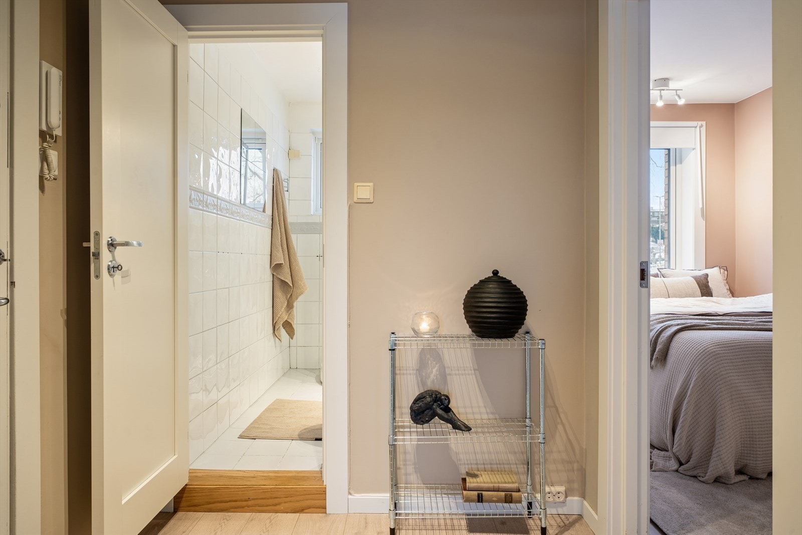 Leiligheten har en lys og innbydende entré. Galleribilde