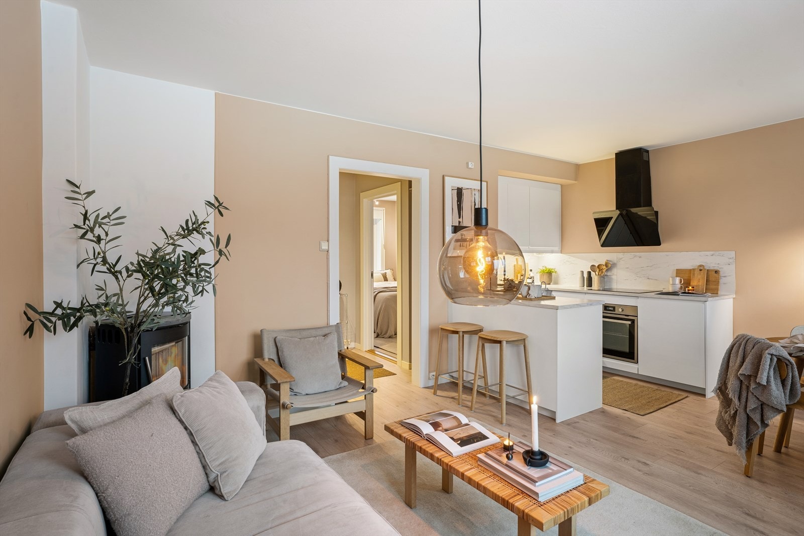 Boligens kjøkken blir sosialt med en åpen løsning til stuen. Galleribilde