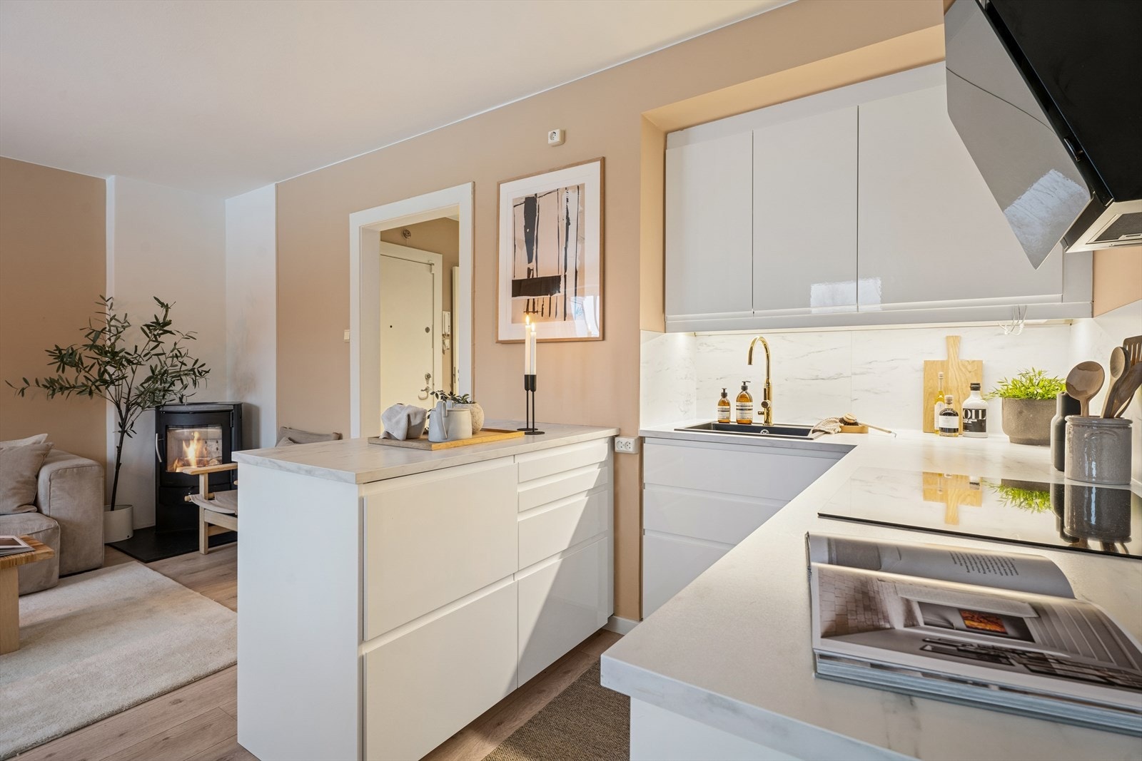 Kjøkkenet byr på rikelig med benk- og oppbevaringsplass. Galleribilde