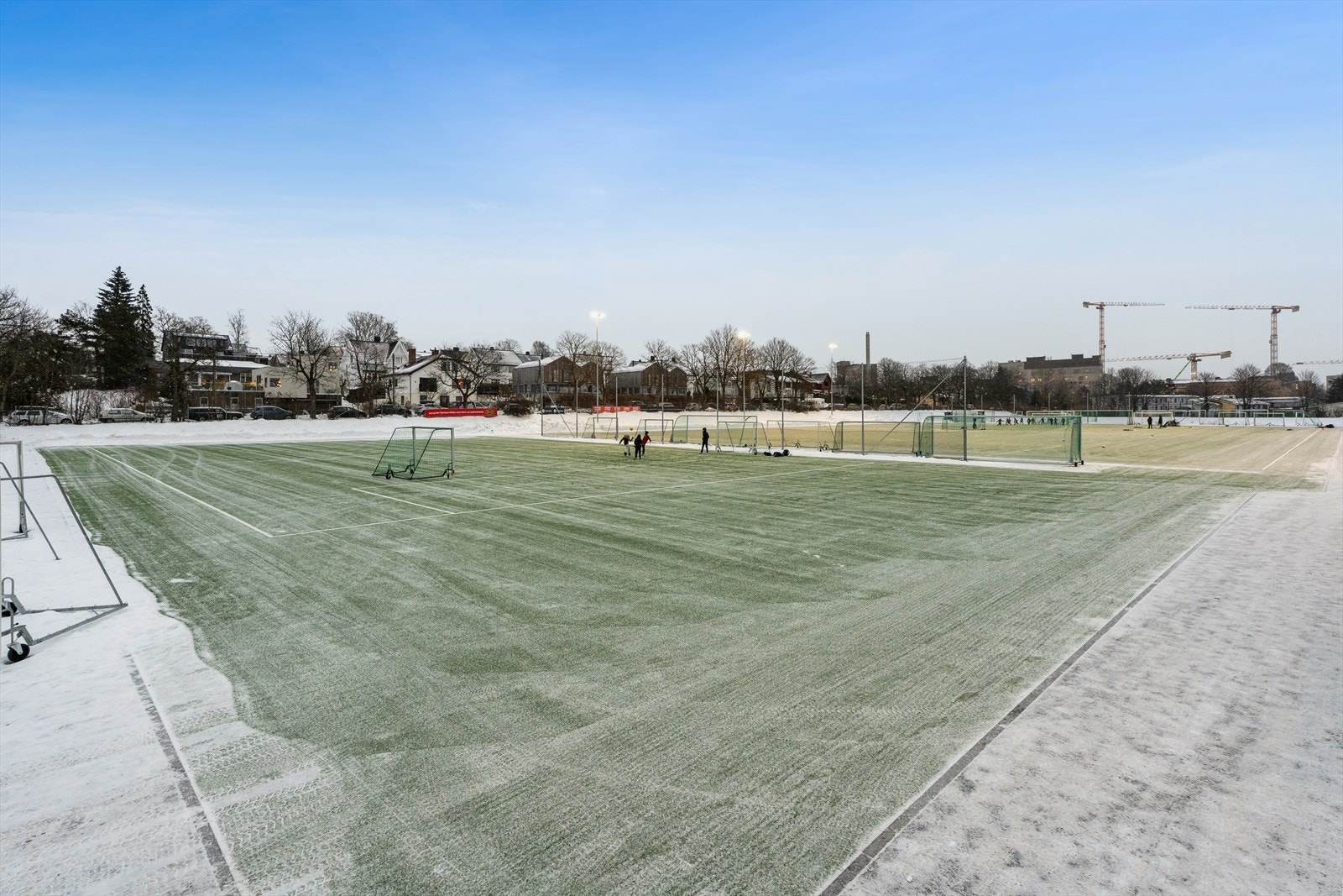 Skeidbanen har flere kunstgressbaner og gressbaner. Det er skøyteis på vinterstid og sandvolleyballbane sommerstid. Galleribilde