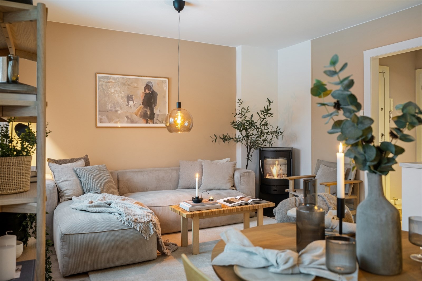 Dette er en lys og arealeffektiv leilighet med en attraktiv beliggenhet som både er familievennlig og i nærheten til alt en trenger i hverdagen. Galleribilde