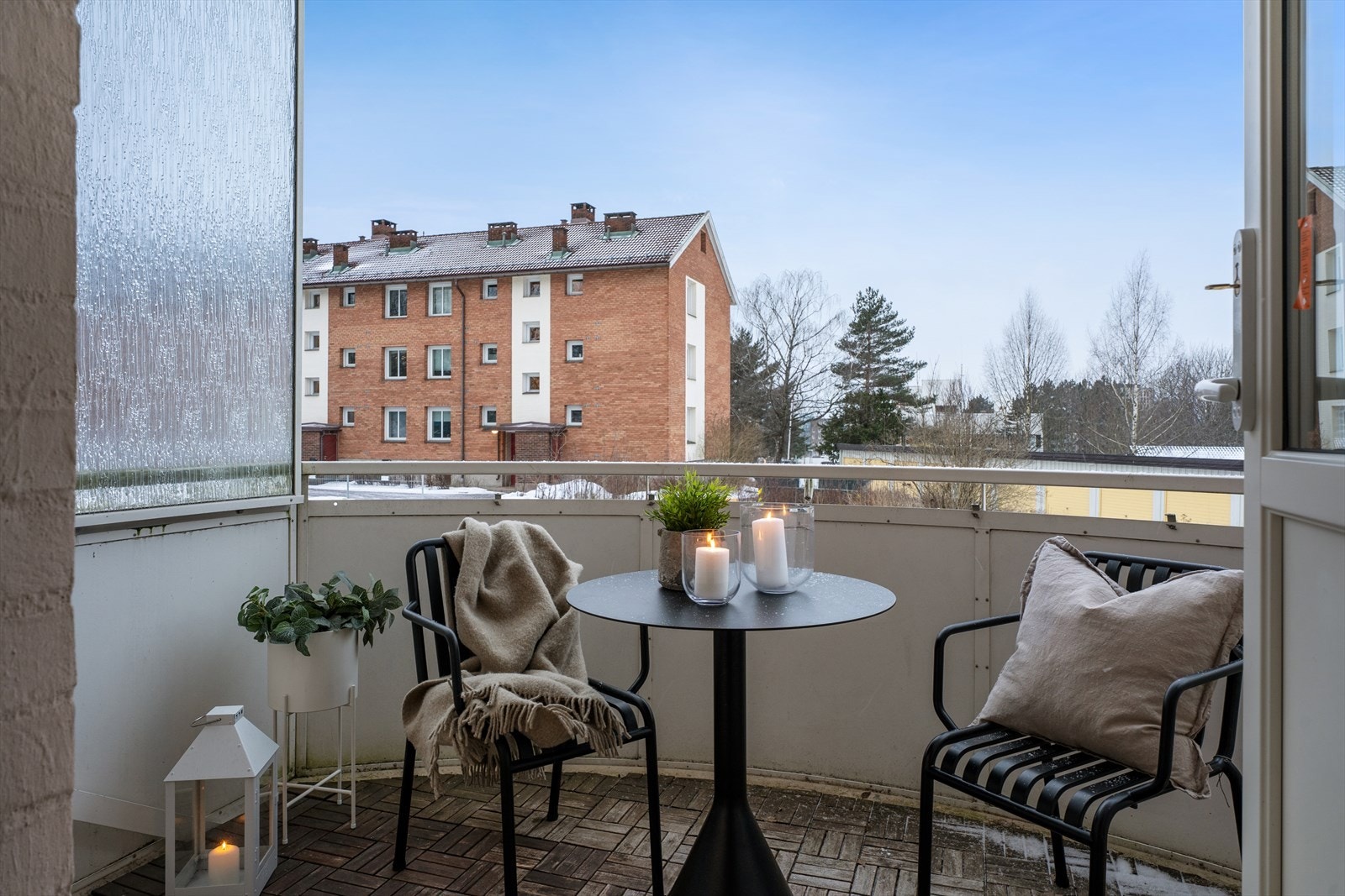 På balkongen er det plass til en sittegruppe med tilhørende møblement. Galleribilde