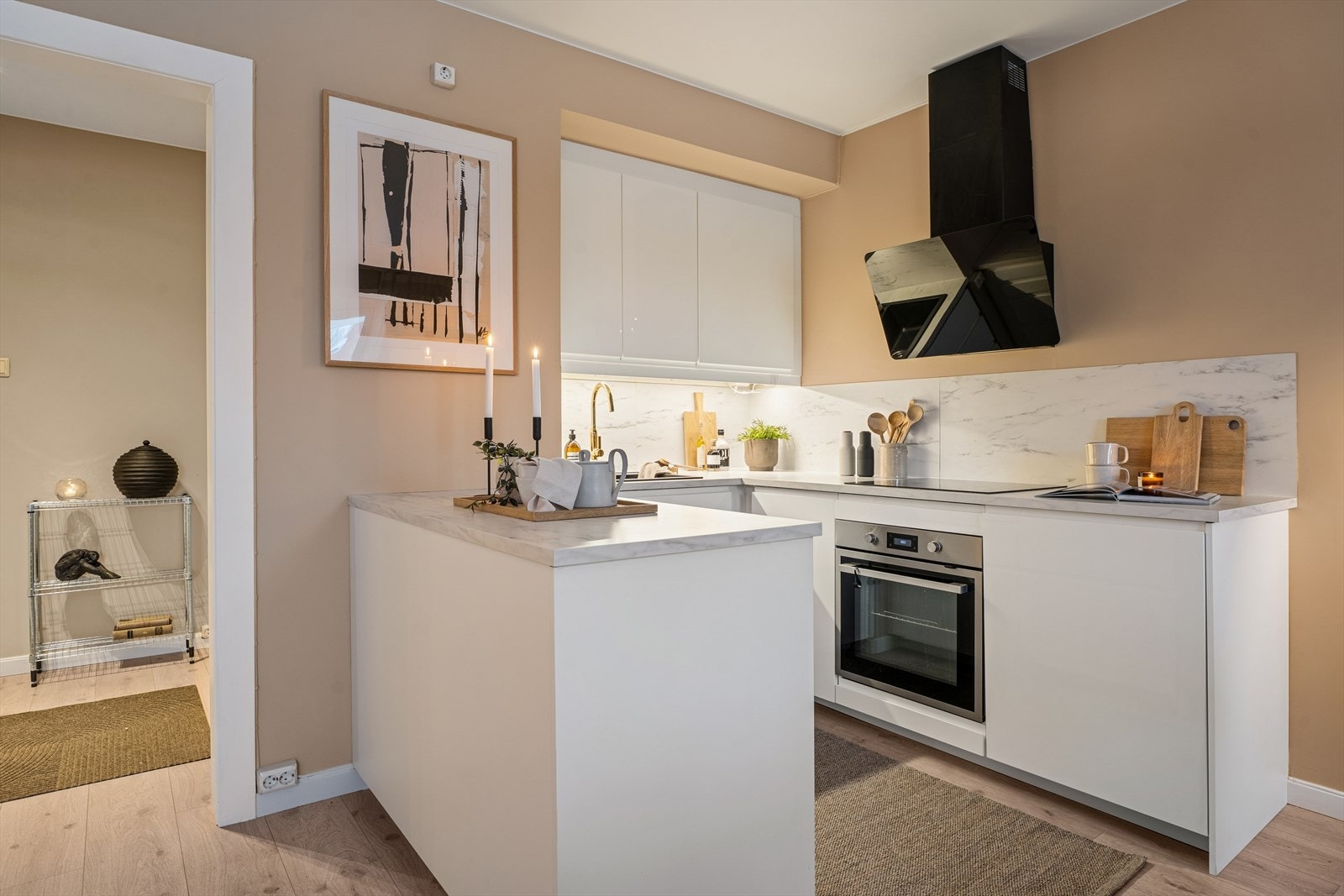 Kjøkkenet består av en lys og moderne innredning. Galleribilde