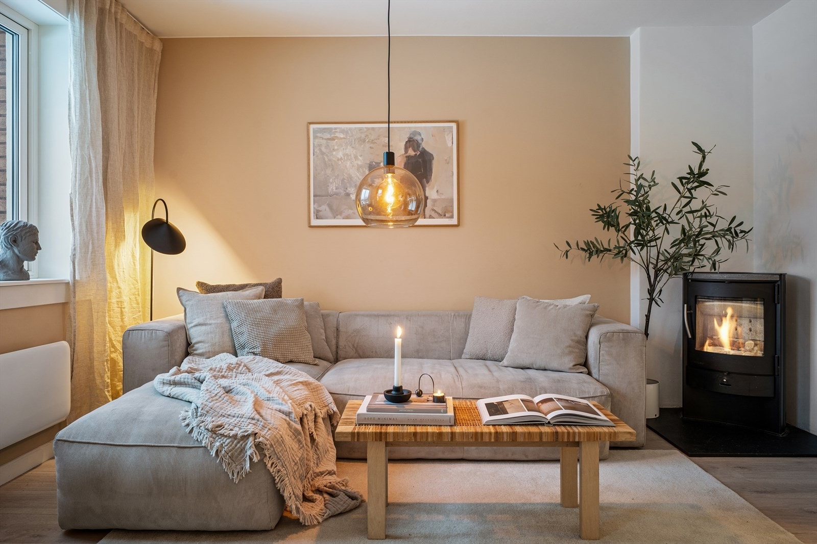 Planløsningen er gjennomgående og byr på romslige og lyse rom. Galleribilde