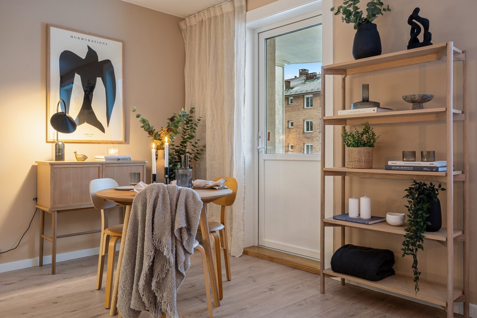 Fra stuen er det adkomst til en balkong på ca. 6 m² med utsyn ut over grønne fellesarealer. Galleribilde