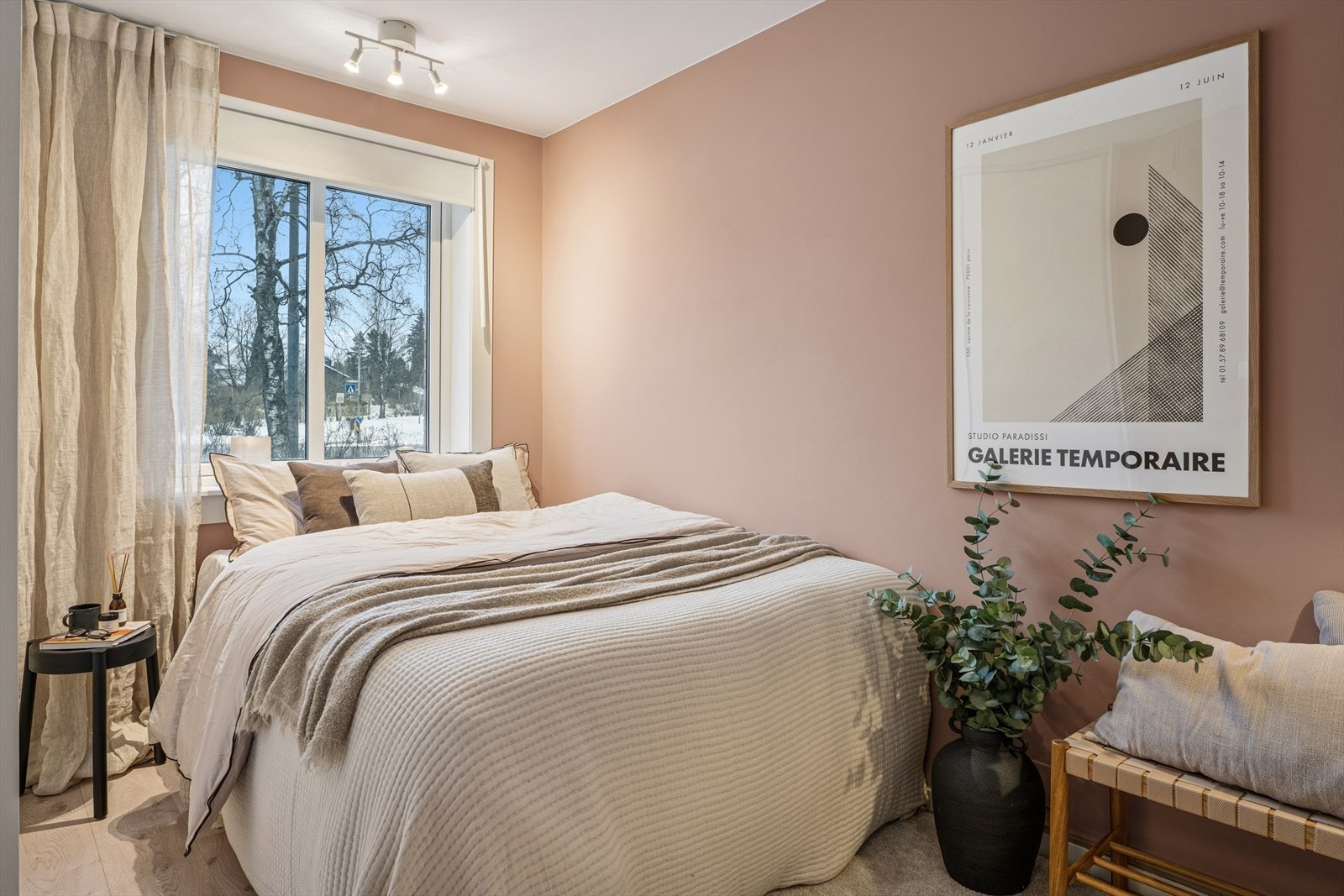 Boligen har et soverom med plass til seng og tilhørende møblement. Galleribilde