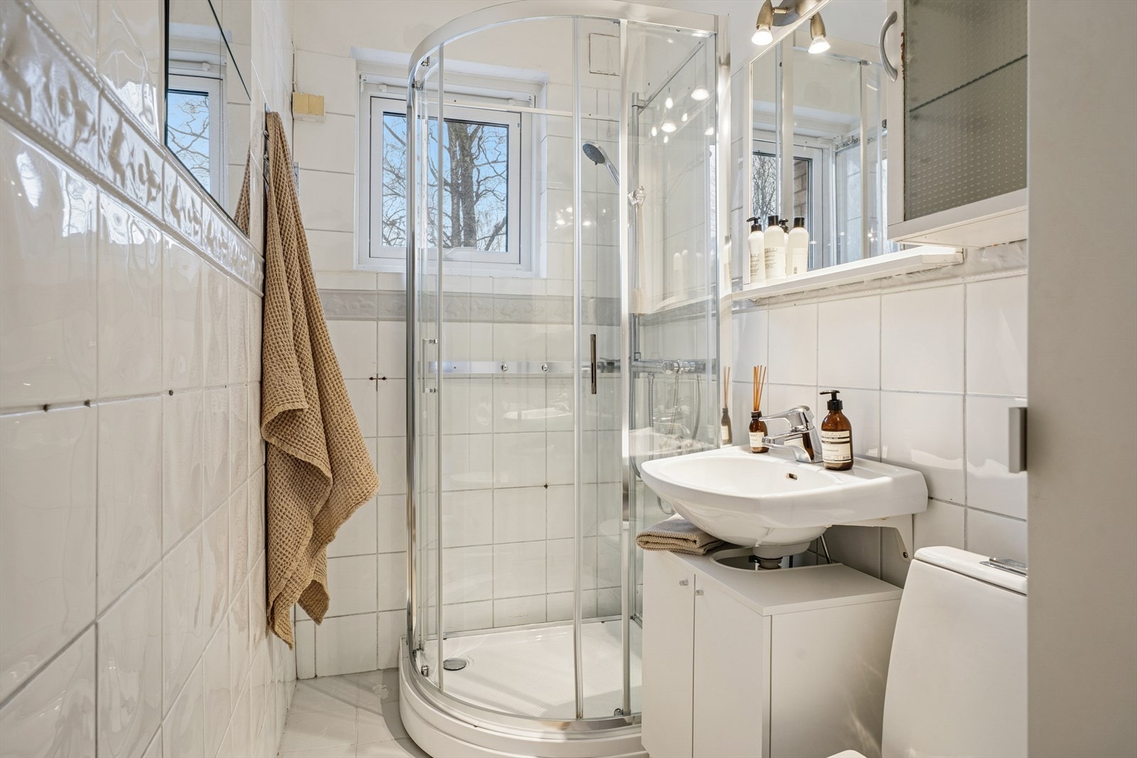 Baderommet er flislagt med lyse fliser. Her er det i dag innredet med dusjkabinett. Galleribilde