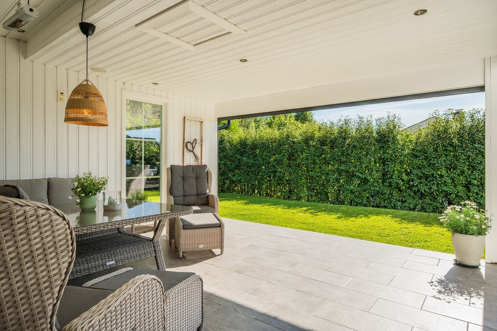 I himlingen er det innfelte downlights og varmelampe. Galleribilde