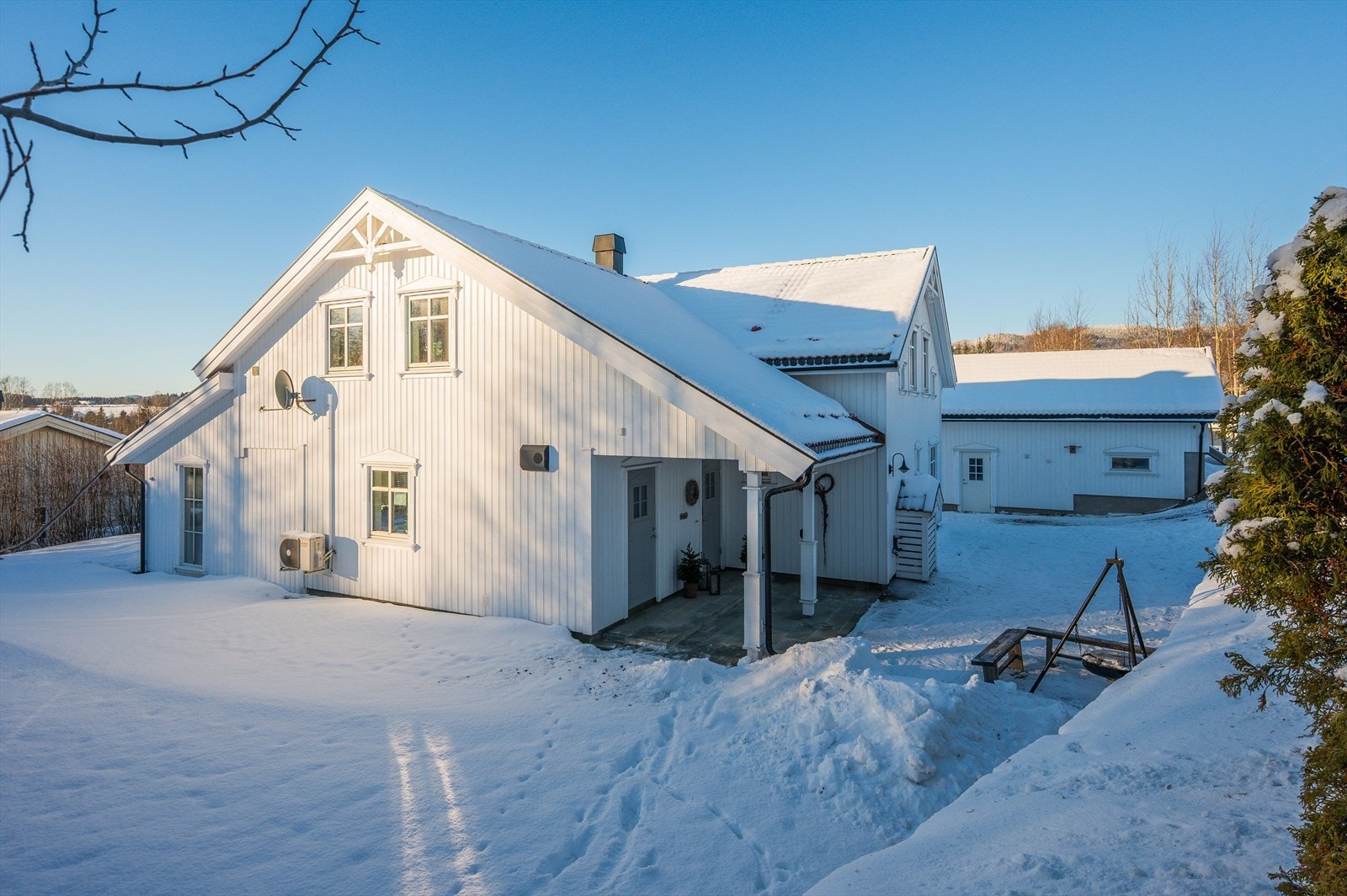 Boligen ligger i et rolig og barnevennlig boligområde på Furnes i Ringsaker kommune. Galleribilde