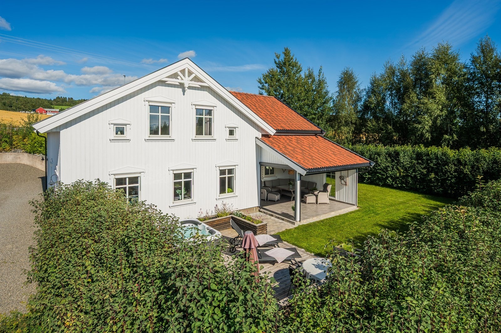 Hagen er opparbeidet med plen og innhegnet med en stor hekk. Galleribilde