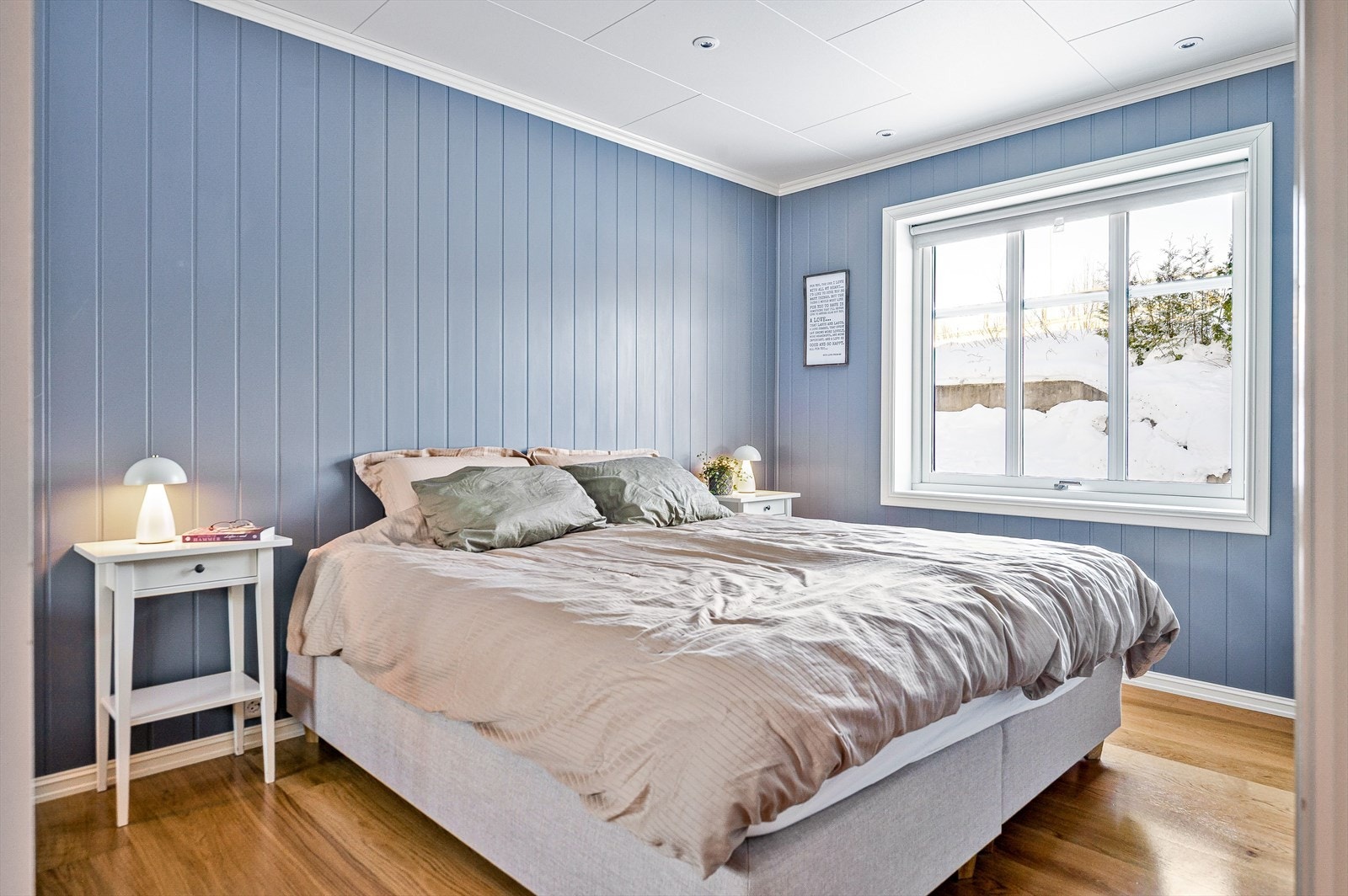 Soverom 1 ligger i 1. etasje og er i dag innredet som et hovedsoverom. På soverommet er det plass til dobbeltseng med tilhørende nattbord, samt god oppbevaringsplass i medfølgende garderobeskap. Galleribilde