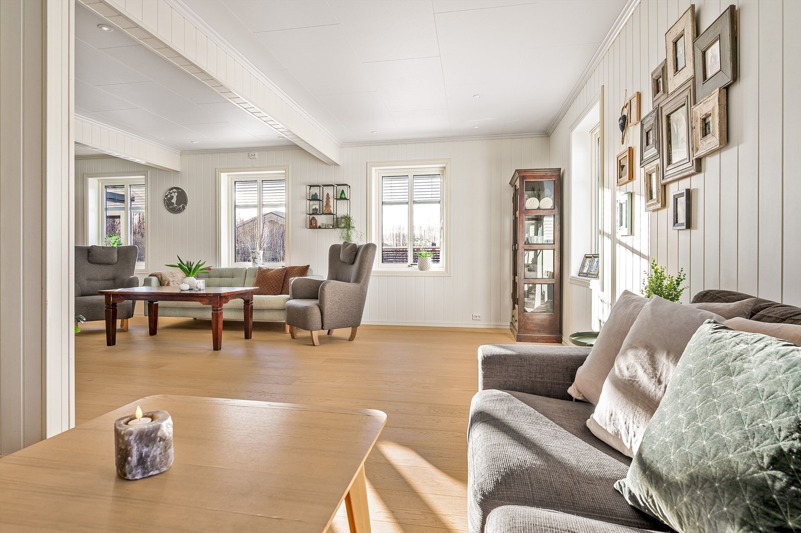 Stuen er romslig med god plass til ulike soner og flere sittegrupper. Galleribilde