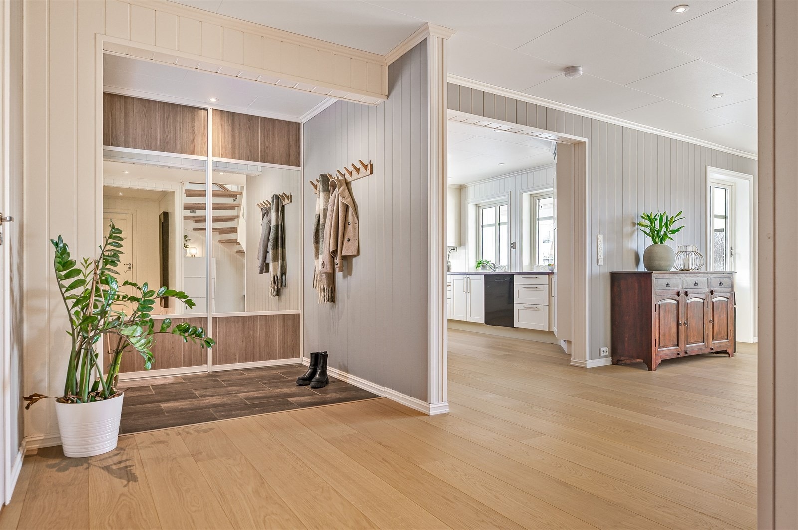 Et innbydende familiehjem fra 2009 med god planløsning over to plan med bla. 2 stuer, 4 soverom, 2 baderom og eget vaskerom. Galleribilde