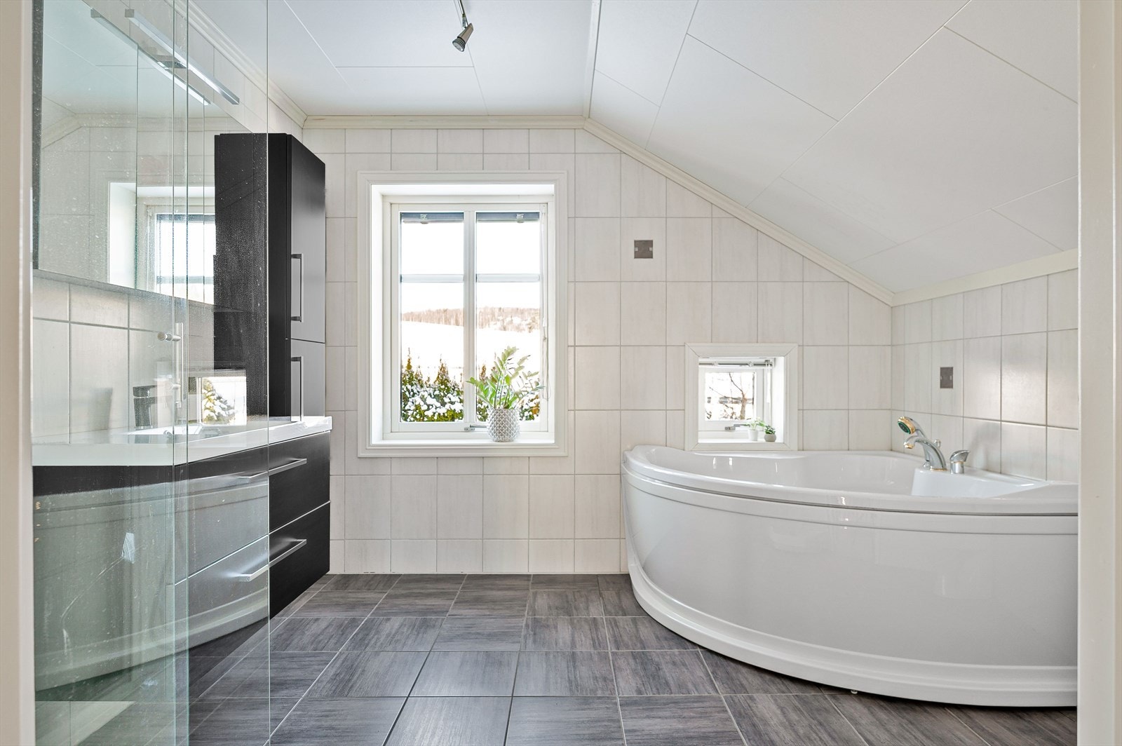 Stort, lyst og moderne baderom i 2. etasje. Baderommet har tidløse fliser på gulv og vegger, deilig gulvvarme og avtrekk via balansert ventilasjon. Galleribilde