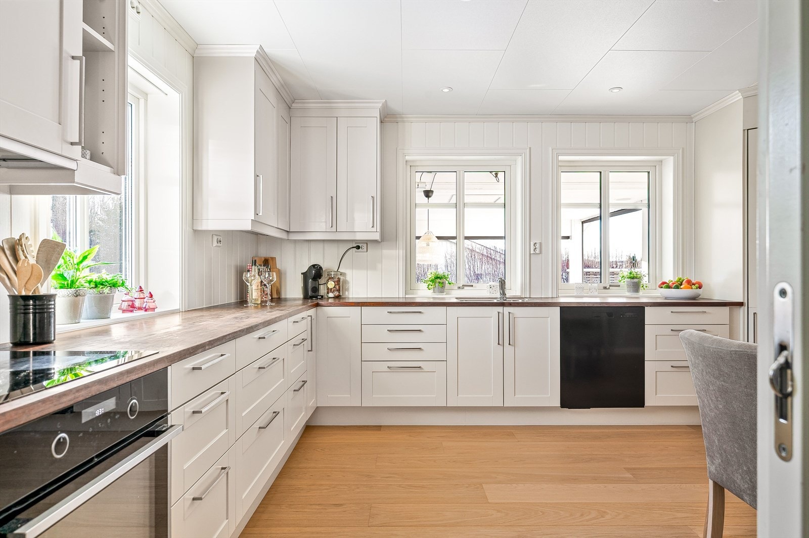 Lys og pen kjøkkeninnredning med god skap- og benkeplass. Kjøkkenet er fullt utstyrt med integrerte hvitevarer som medfølger i handelen. Galleribilde