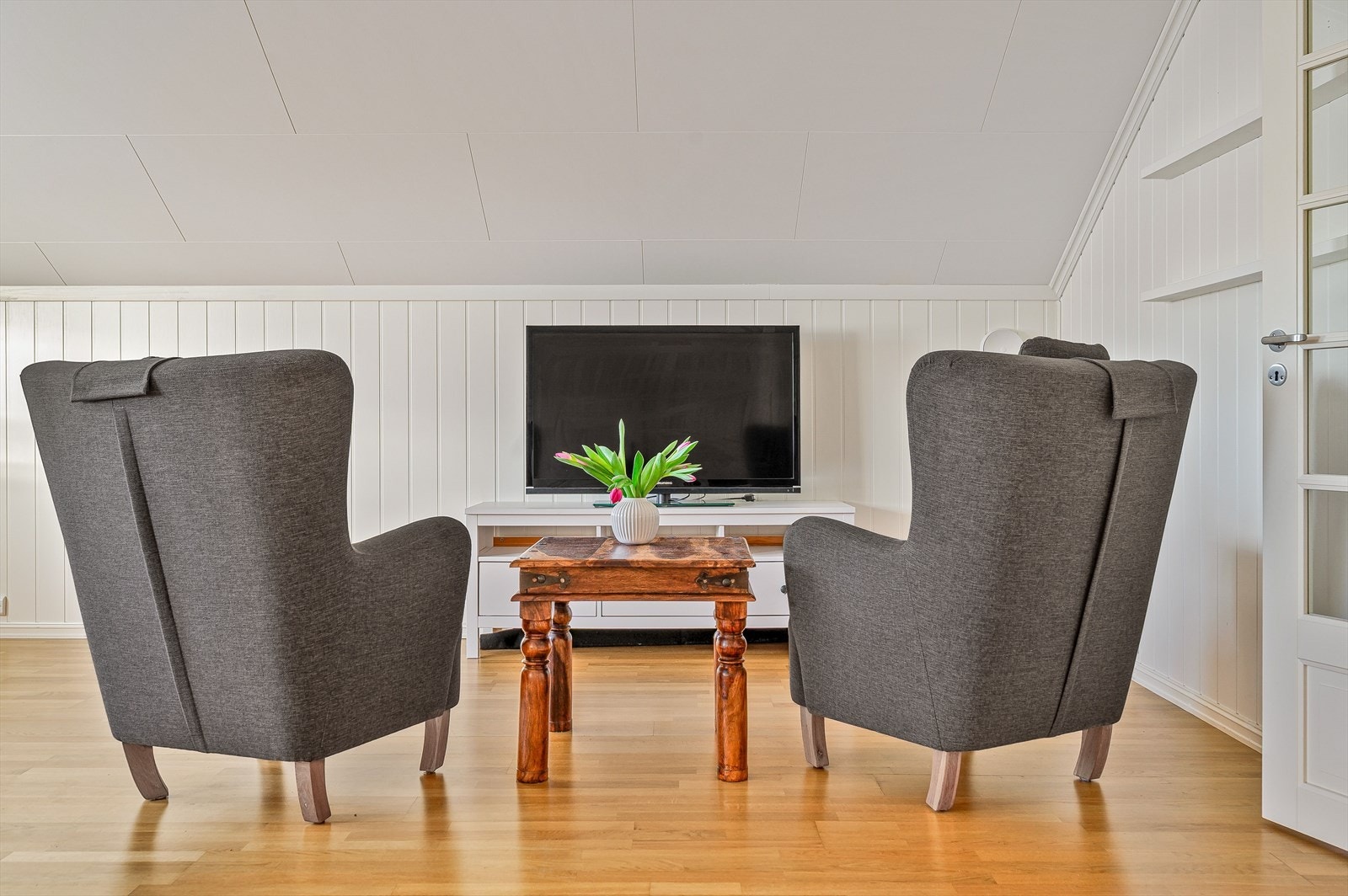 Boligen inneholder i dag 2 store stuer og 4 romslige soverom. Planløsningen har stort potensial for å etablere ytterligere 3 soverom - perfekt for storfamilien! Galleribilde