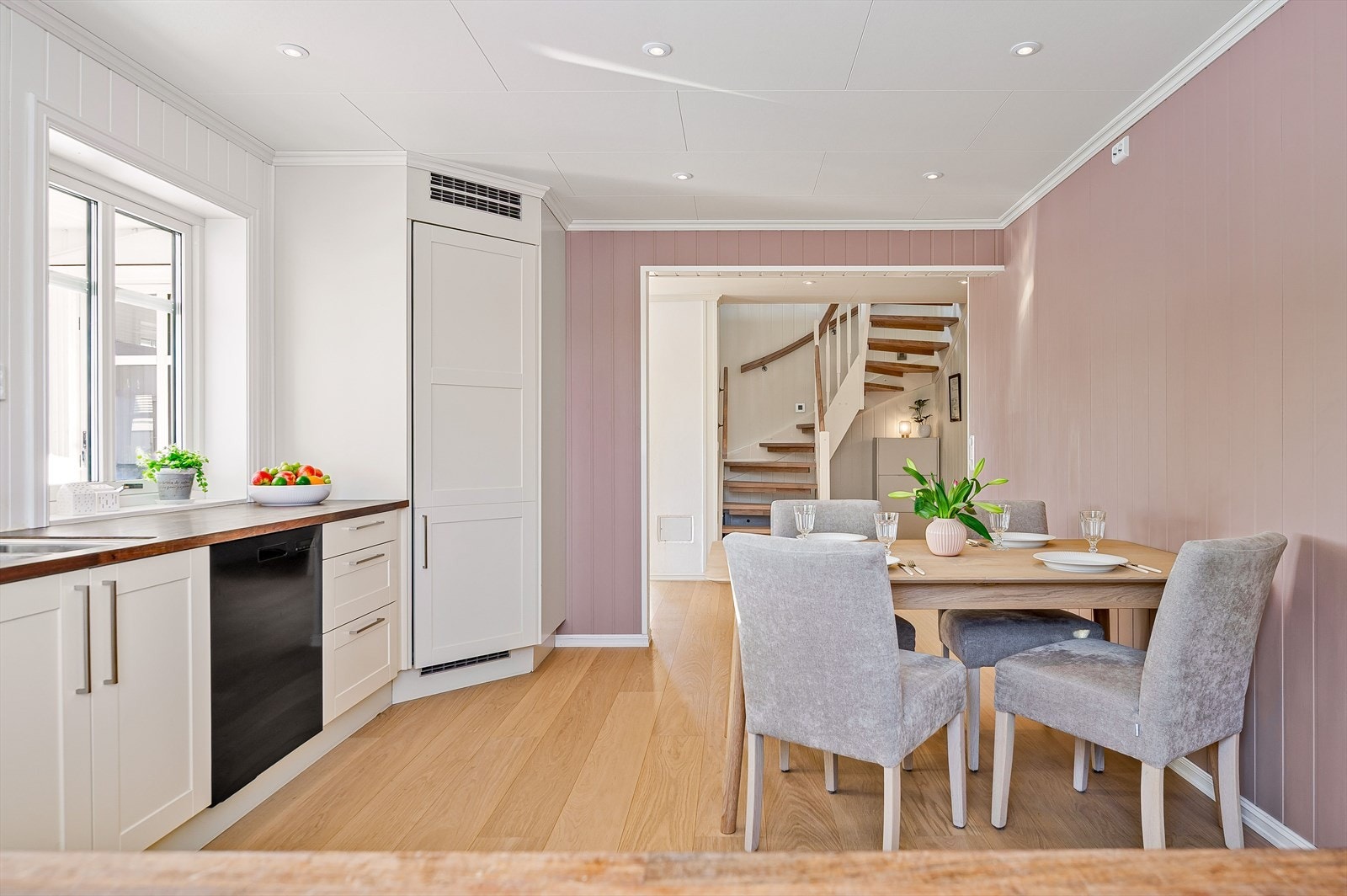 På kjøkkenet er det plass til et spisebord som gjør at også kjøkkenet blir et naturlig oppholdsrom og samlingspunkt. Galleribilde