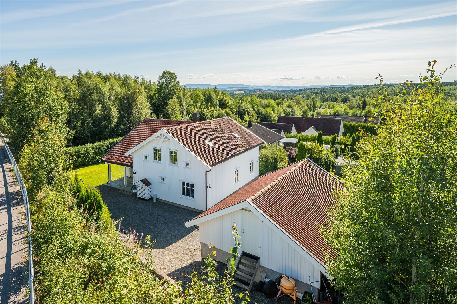 Her bor du med kort gangavstand til barnehage og skole, med nærhet til fine tur- og aktivitetsmuligheter, samtidig som det kun er en kort kjøretur til byliv og alle fasiliteter. Galleribilde