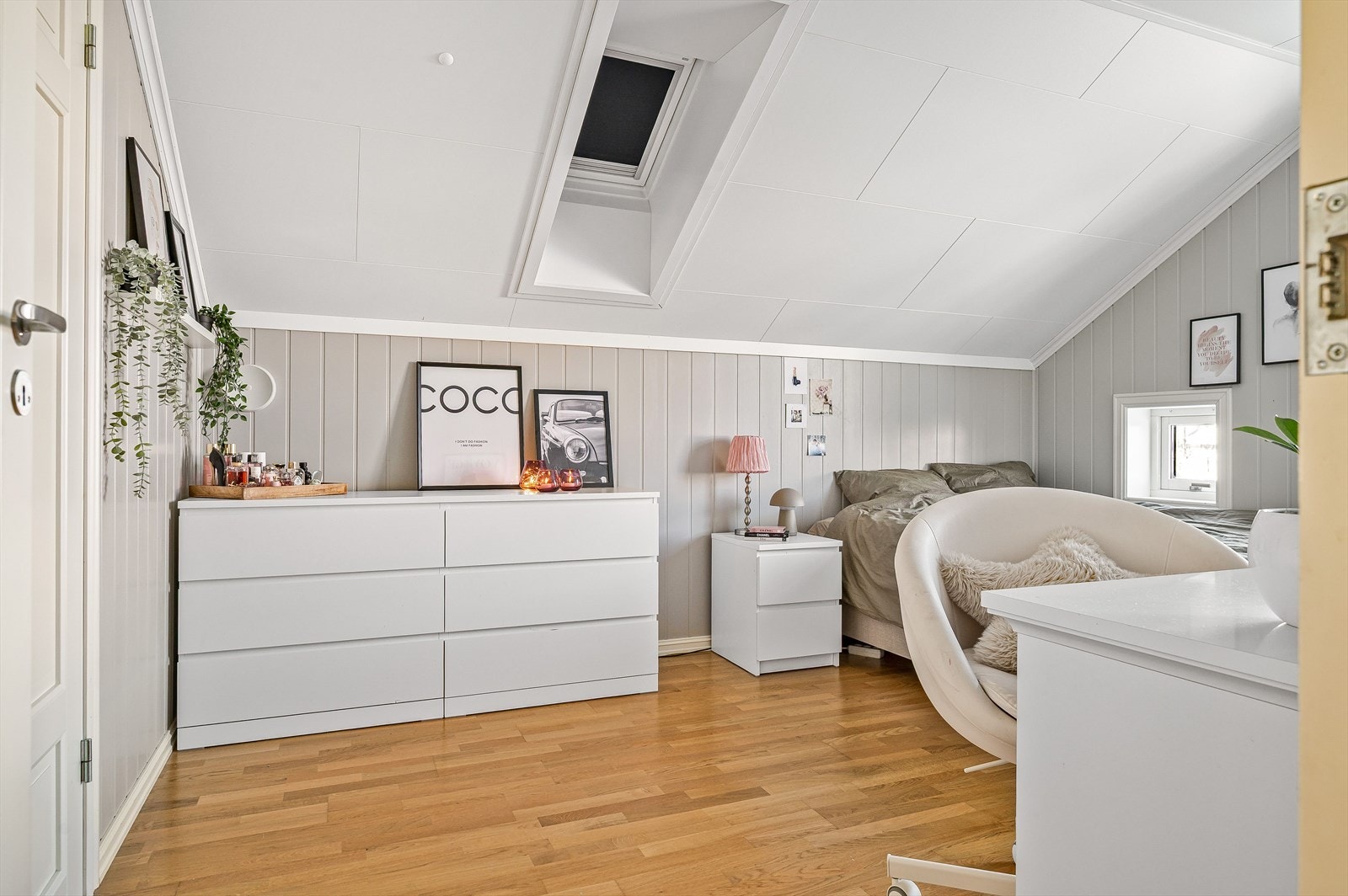 Soverom 2 er et stort og fint rom med god takhøyde. God standard med parkett på gulv, panelplater på veggene og skjult elektrisk anlegg. Galleribilde