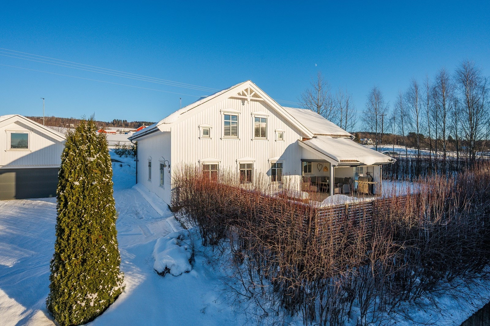 Furnes er et landlig og hyggelig område midt mellom Hamar og Brumunddal. Det er kun ca. 5 minutters kjøretur til IKEA, ca. 10 minutter til Brumunddal sentrum og ca. 15 minutter til Hamar sentrum med alle byfasiliteter. Galleribilde