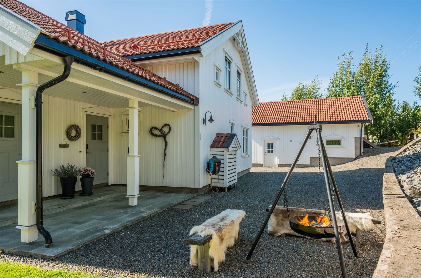 Du ønskes velkommen inn via et hyggelig overbygget inngangsparti belagt med fliser. Galleribilde