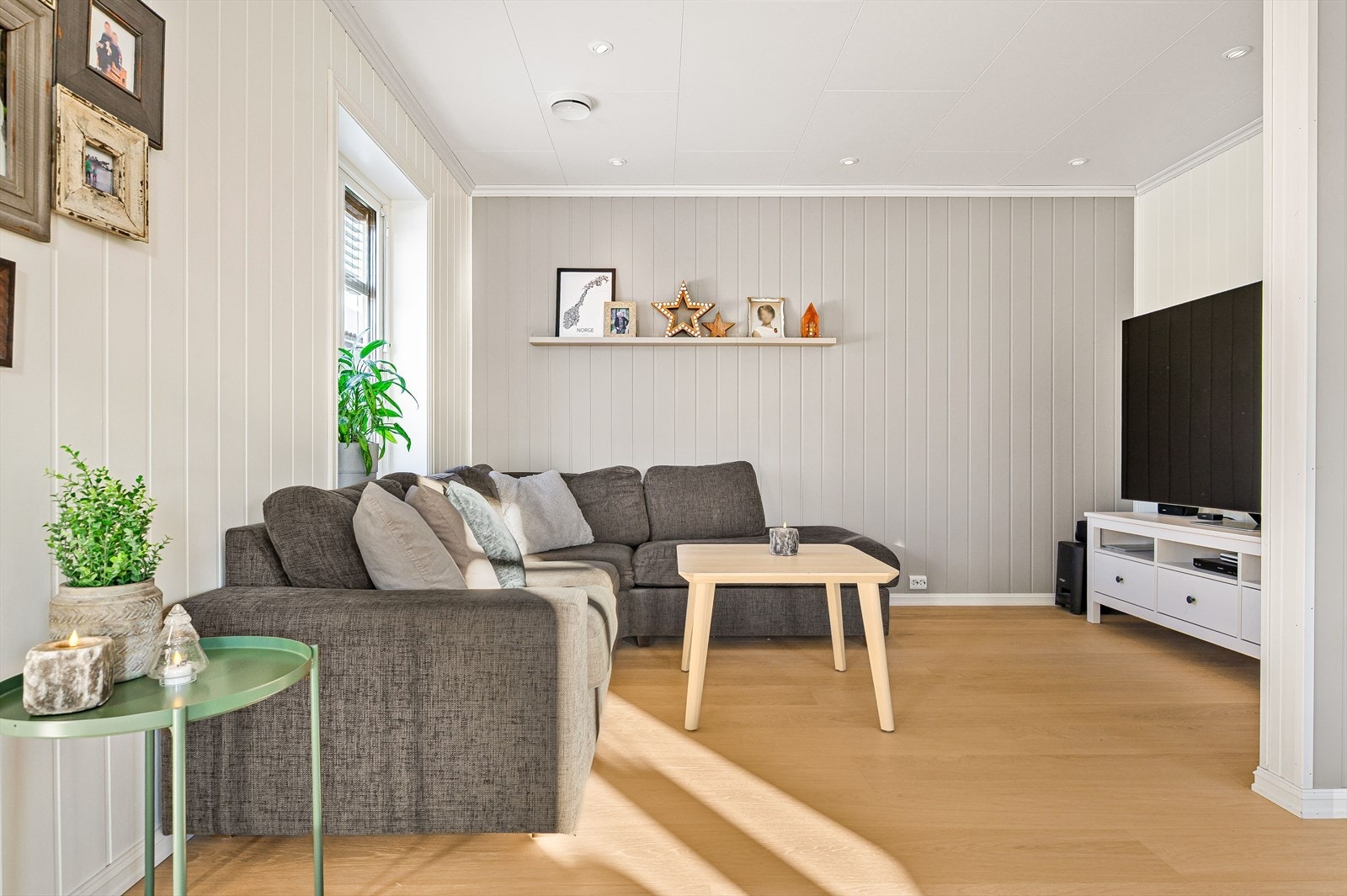 Den innerste delen av stuen kan enkelt bygges om til et femte soverom om ønskelig. Galleribilde