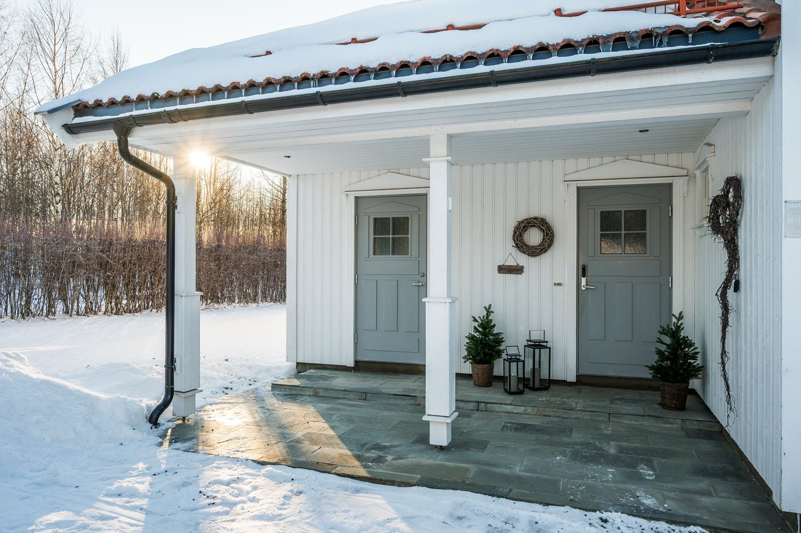 Boligen har egen bi-inngang via bod/teknisk rom og inn til kjøkkenet. Galleribilde