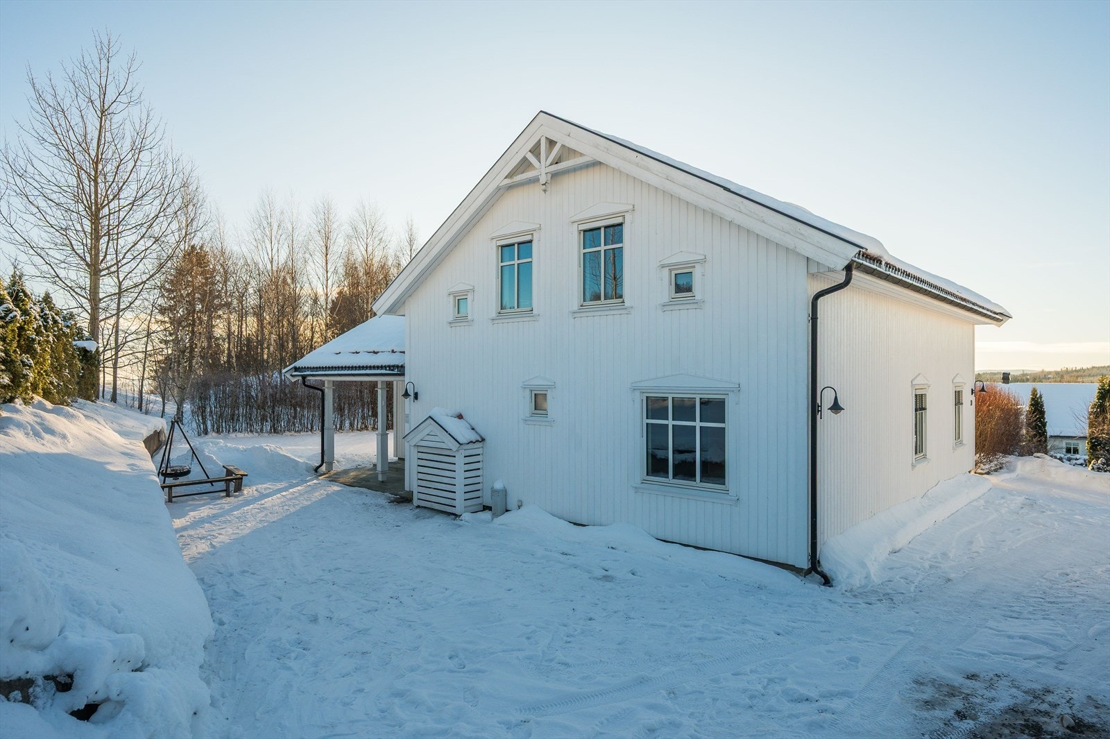 Fra eiendommen er det kun ca. 300 meter til Kylstad barnehage og ca. 400 meter til Kylstad barneskole. Ved skolen er det fotballbane og muligheter for annet ballspill, samt bussholdeplass med hyppige avganger til både Hamar og Brumunddal. Galleribilde
