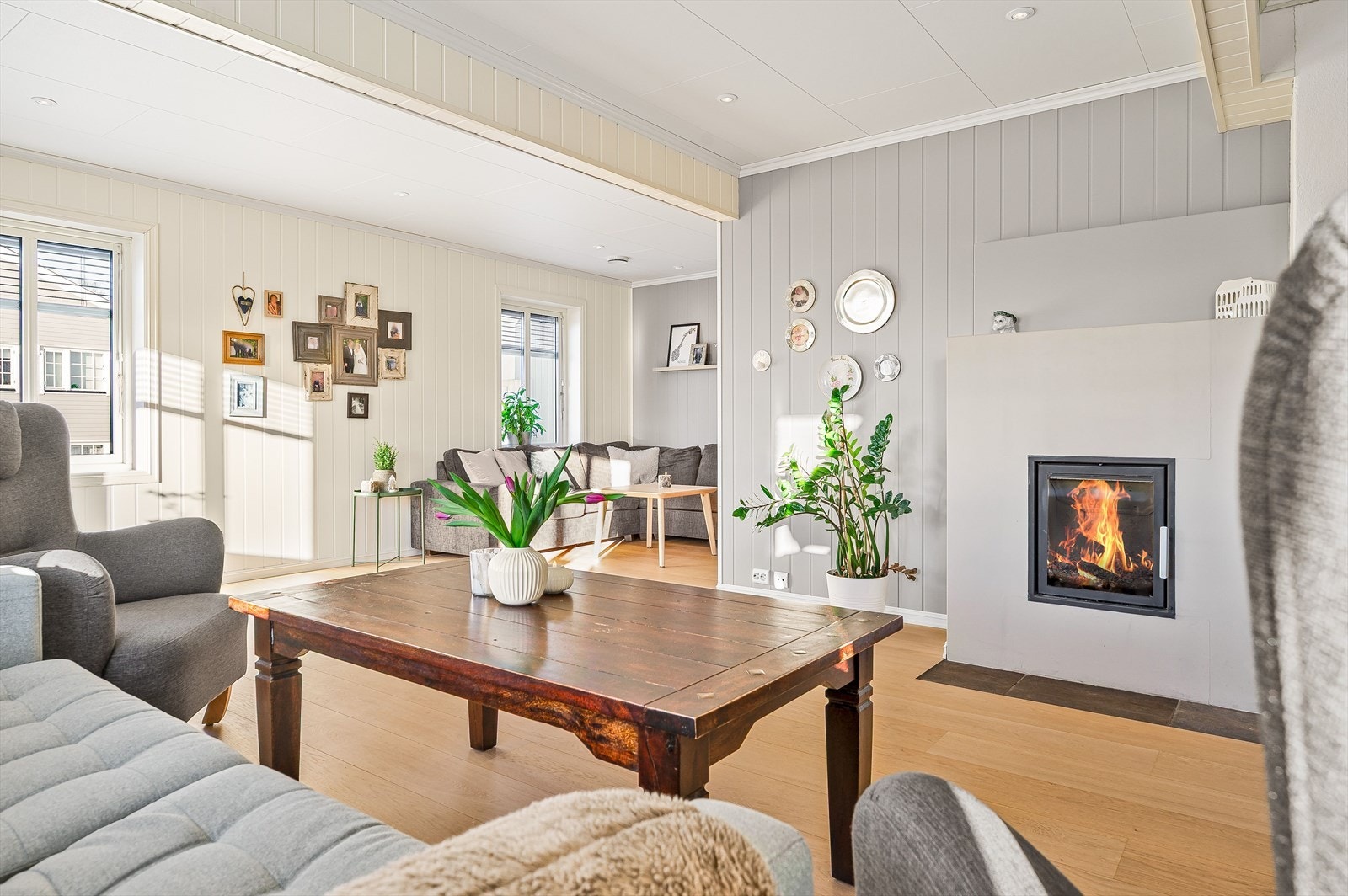 I stuen er det en lekkert peis med peisinnsats som både gir god varme og bidrar til ekstra hygge på kaldere vinterdager. Galleribilde