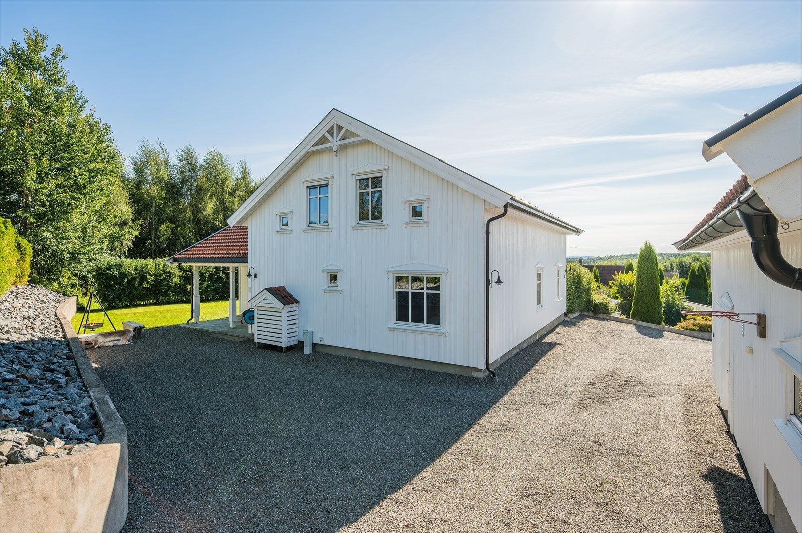 Eiendommen er bebygd med en fin og innholdsrik enebolig fra 2009 og en dobbelgarasje fra 2009 med et bruksareal på 71m². Galleribilde