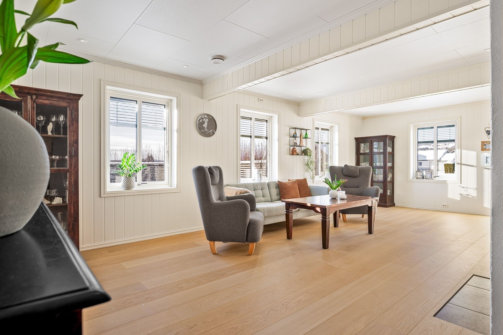 Stuen er det naturlige oppholdsrommet i boligen, og er et stort, lyst og fint rom. Galleribilde