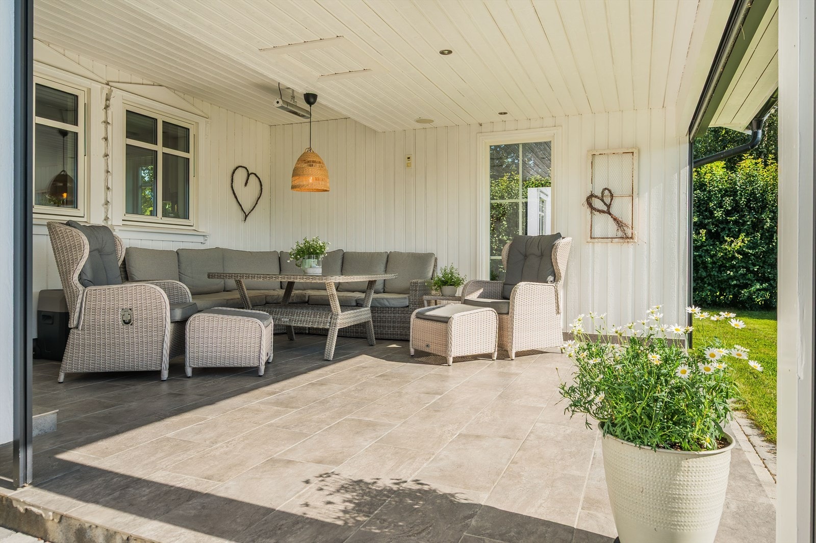 Fra stuen har du utgang til en superfin overbygd uteplass belagt med fliser. Galleribilde