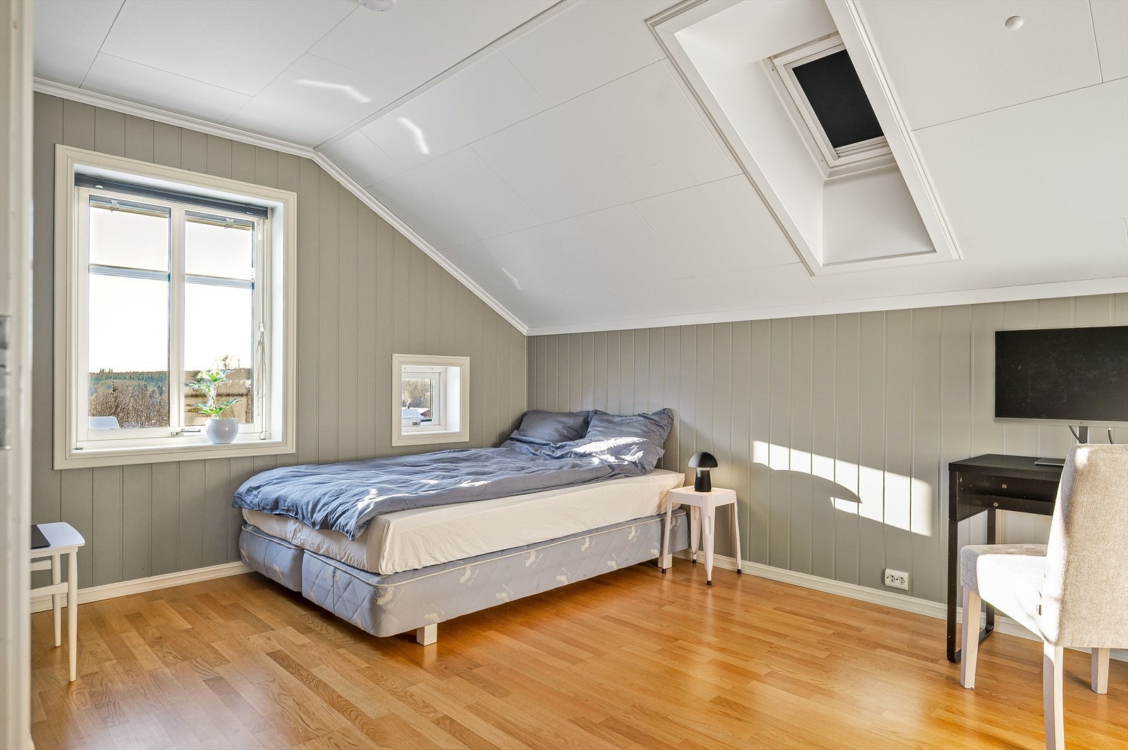 Soverom 3 er et tilsvarende stor og fint rom. Også dette rommet har adkomst til eget garderoberom med god oppbevaringsplass. Galleribilde