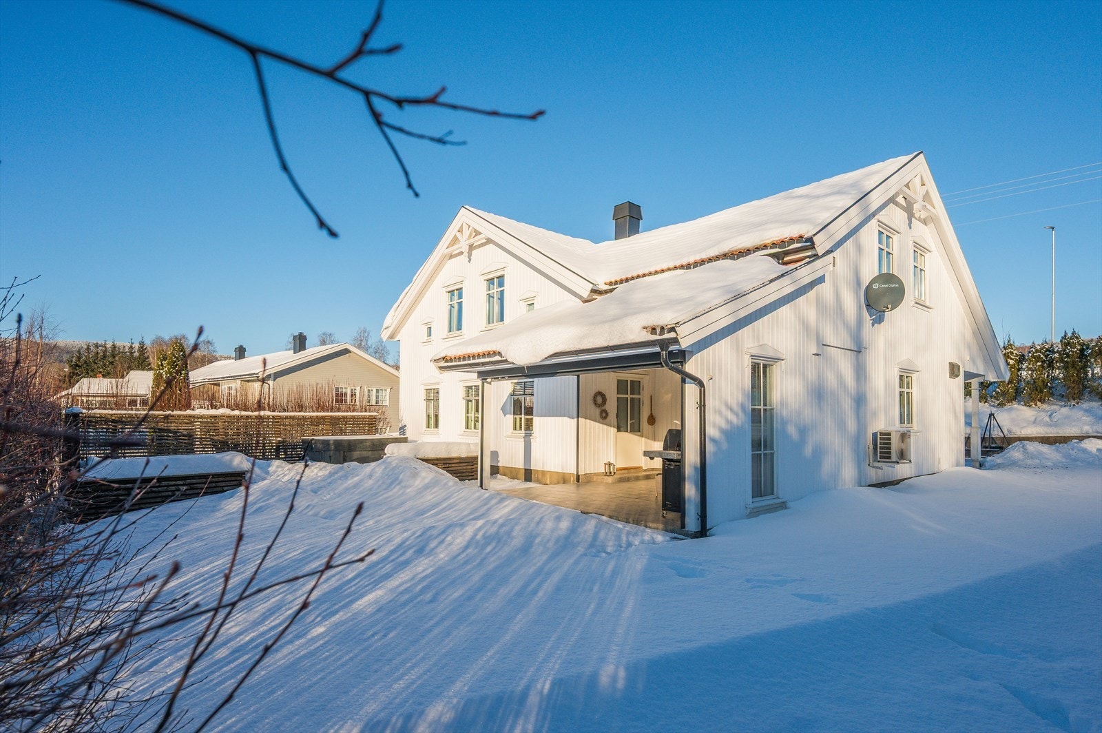 Eiendommen har en meget flott, solrik og usjenert beliggenhet helt øverst på feltet. Her bor du innerst i veien uten gjennomgangstrafikk! Galleribilde