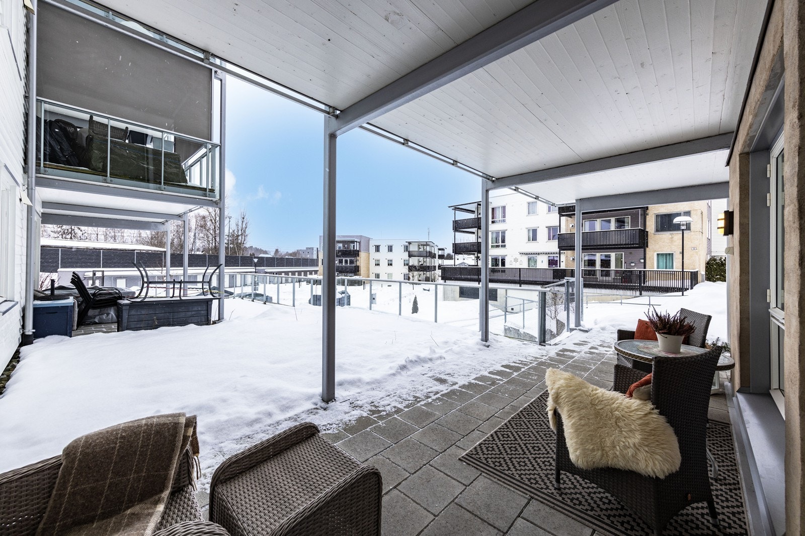 Lys og velholdt leilighet med attraktiv og sentrumsnær beliggenhet - flotte utearealer og egen parkering! Galleribilde