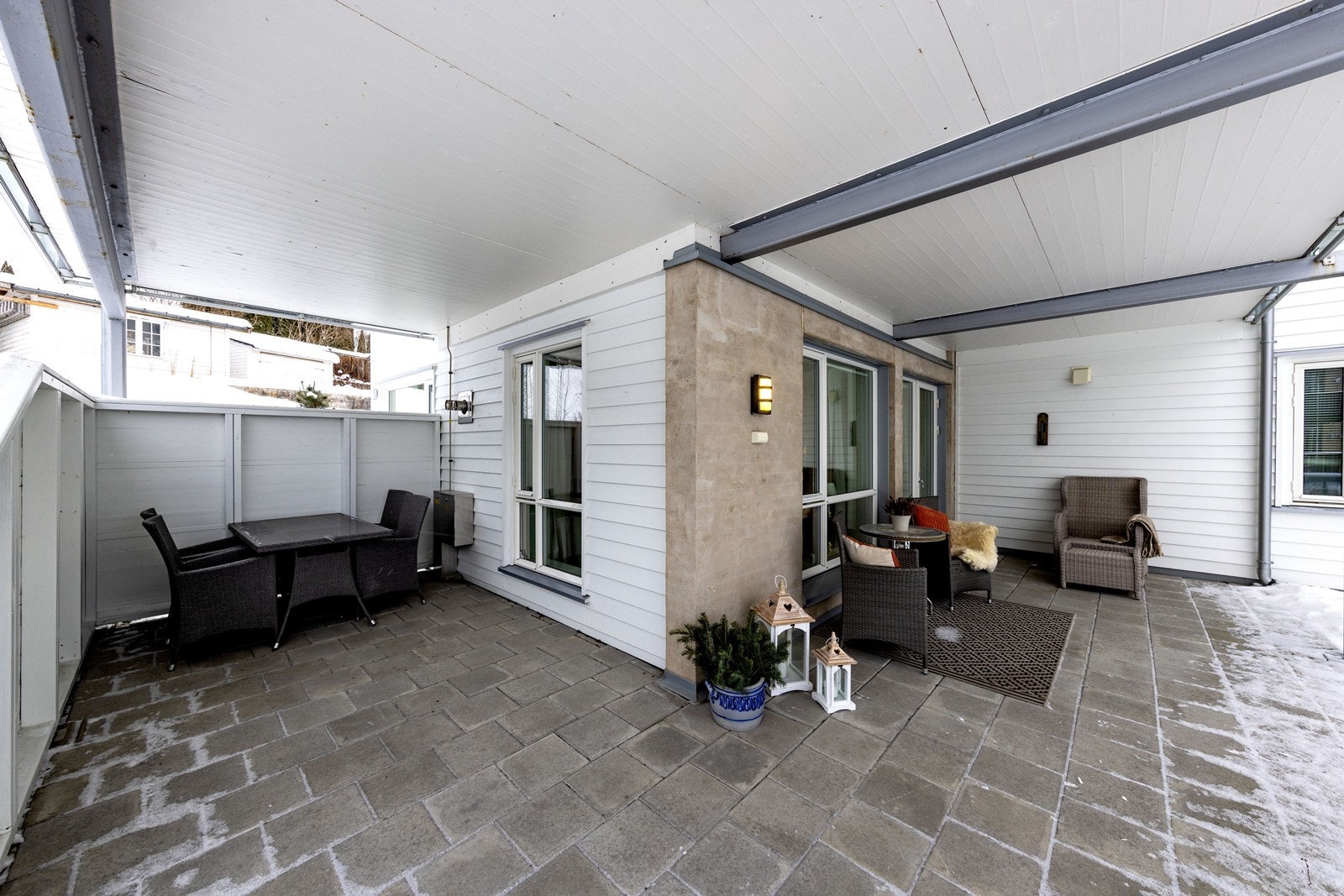 Leiligheten har en romslig og overbygd uteplass, perfekt for avslapping eller sosiale sammenkomster. Galleribilde