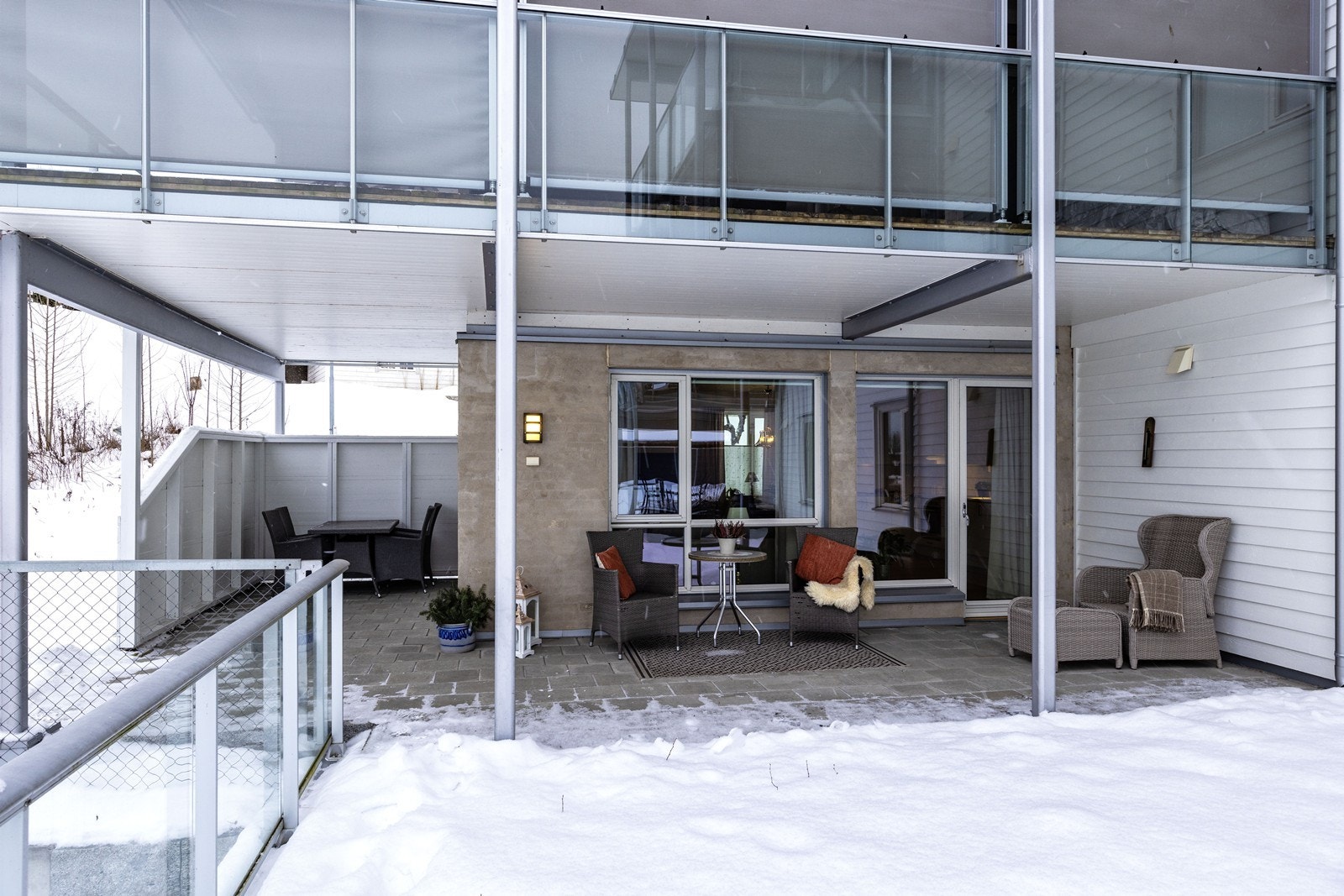 Uteplassen er steinlagt og har utgang fra stue. Galleribilde