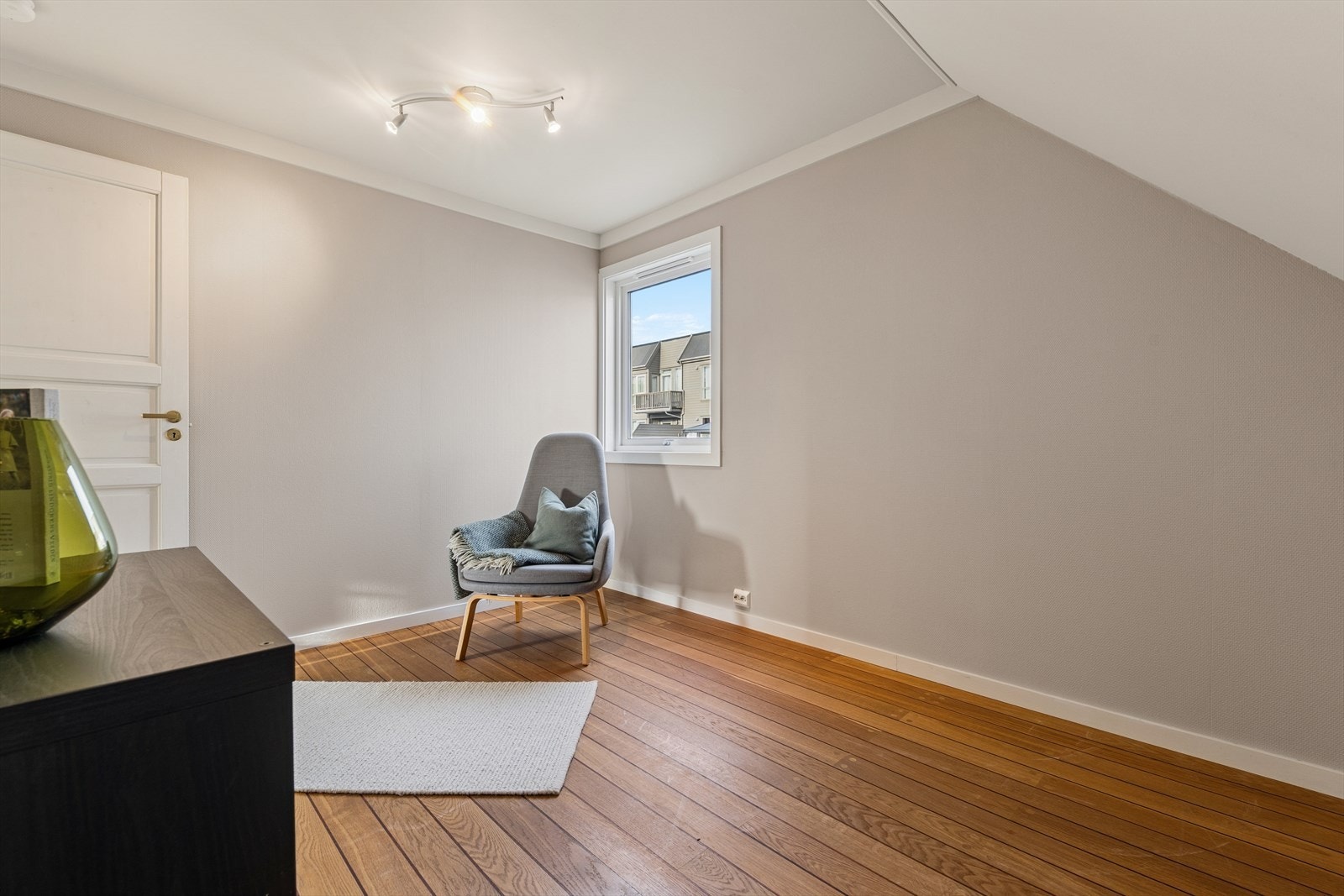 Lyst og romslig rom med god plass til møblement. Galleribilde