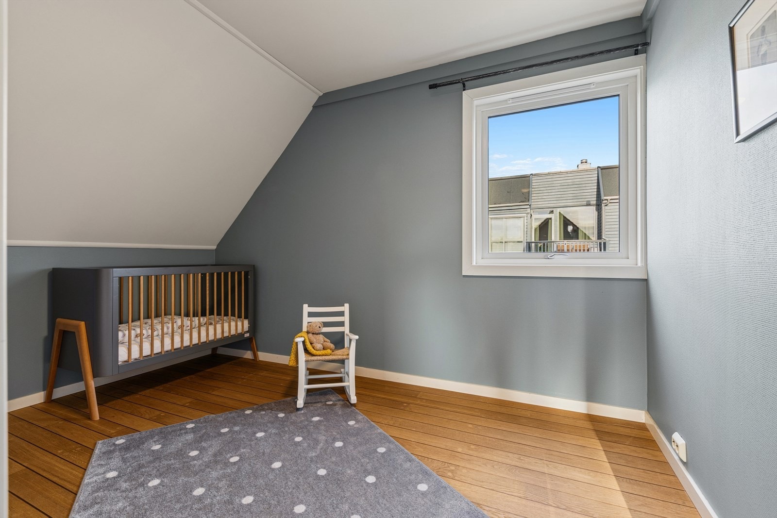 Soverom i loftsetasjen. Rommet har stedbygd garderobeskap fra Bostil. Galleribilde