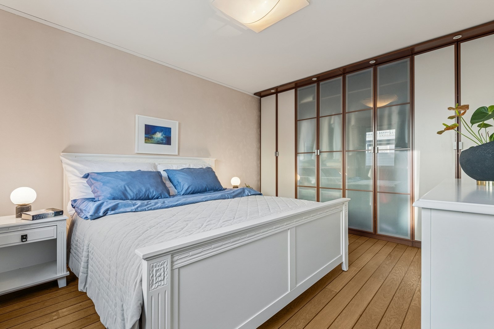 Boligens hovedsoverom med god plass til seng og innebygd garderobeløsning. Galleribilde