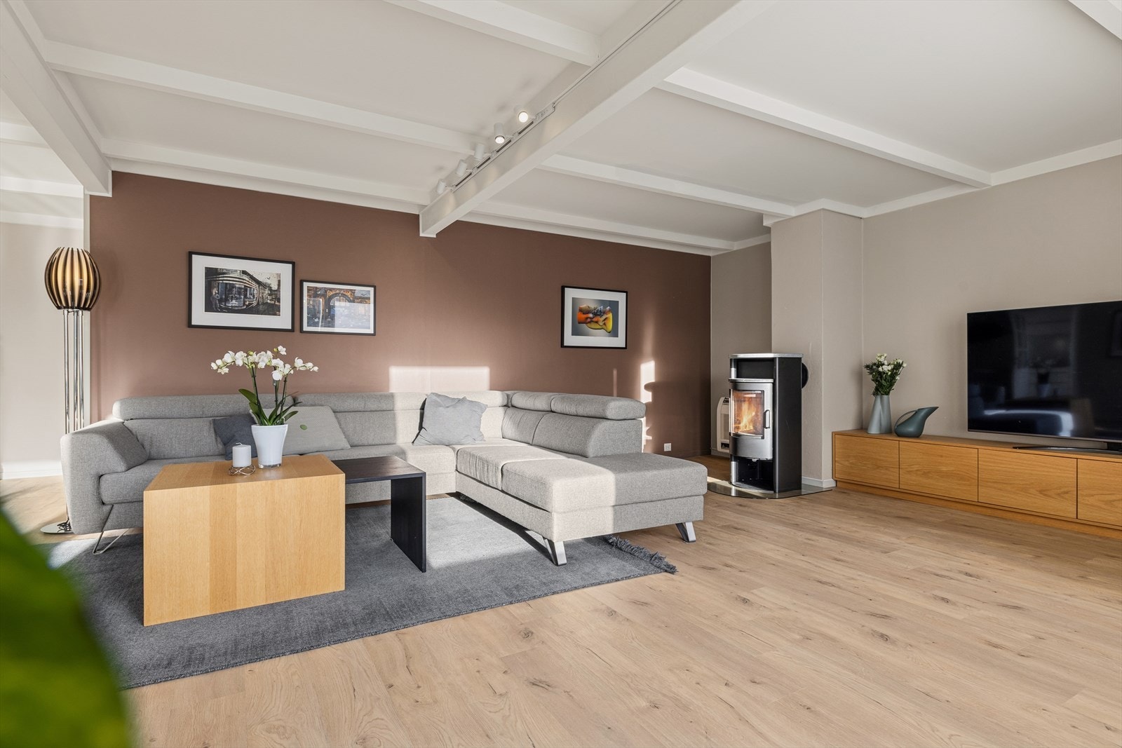 Vedovn i stuen bidrar til en behagelig temperatur og en koselig atmosfære. Galleribilde