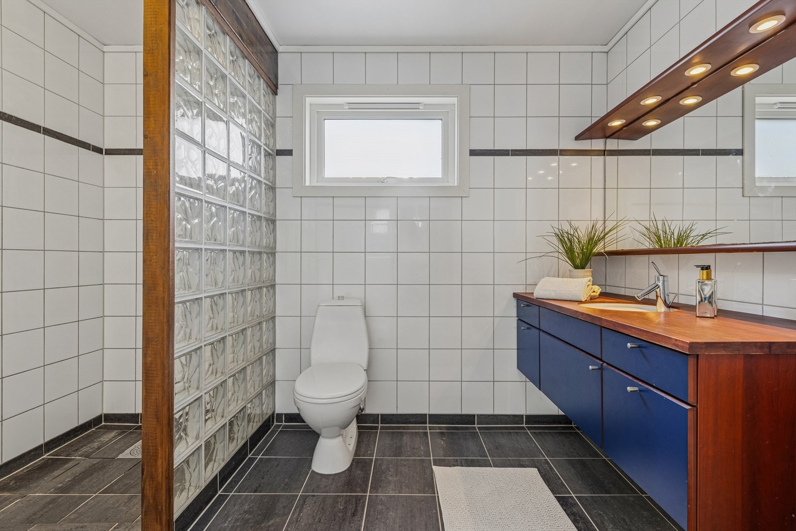 Badet har flislagt gulv og elektriske varmekabler for komfortabel oppvarming. Galleribilde