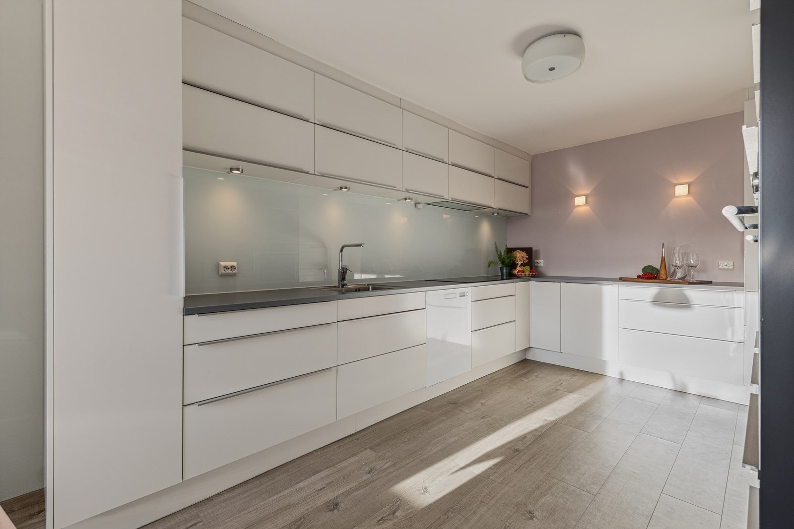 Kjøkkenet er fra 2015 og har slette fronter og benkeplate i laminat, samt integrerte hvitevarer som stekeovn og oppvaskmaskin. Galleribilde