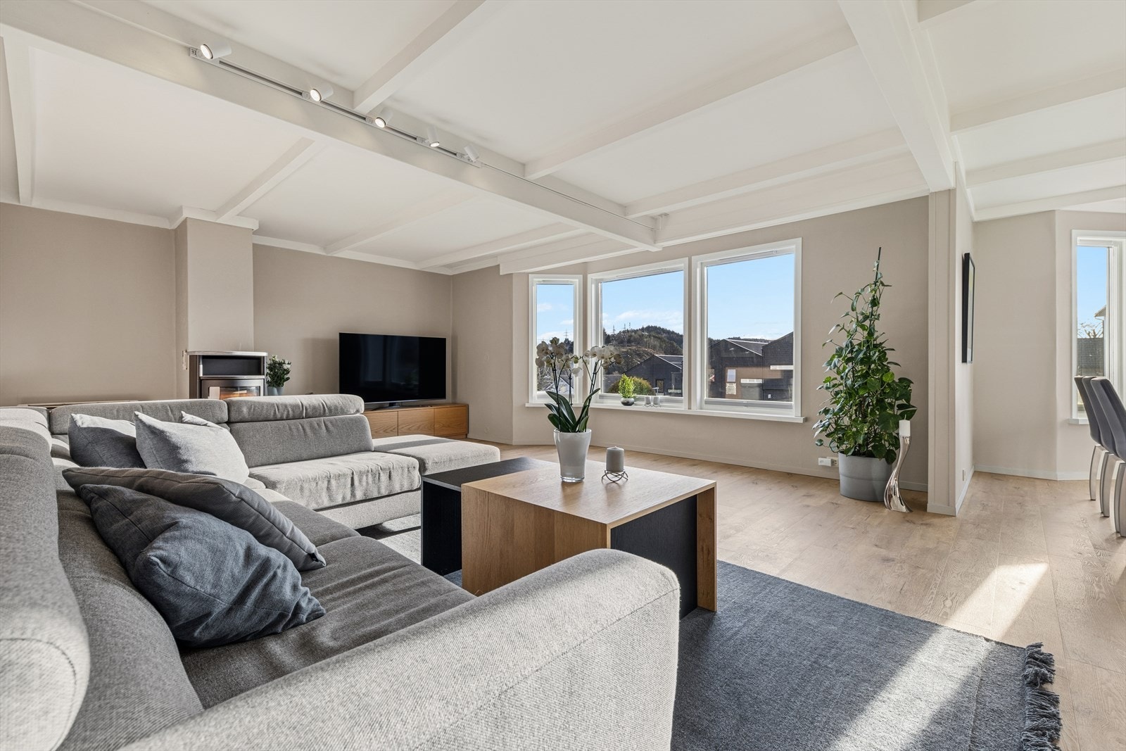 Fra stuen er det utsikt mot nabolaget gjennom store vinduer, som gir rommet et åpent preg. Galleribilde