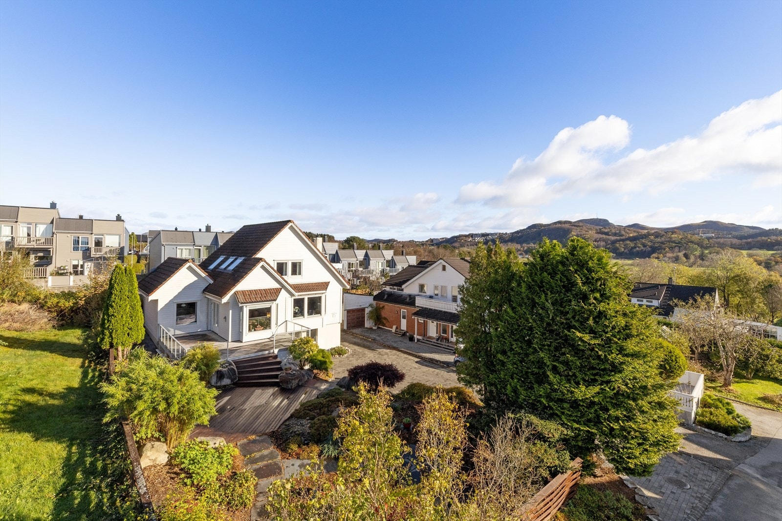 Eiendommen er omkranset av en flott opparbeidet hage som blomster flott fra vår til høst. Galleribilde