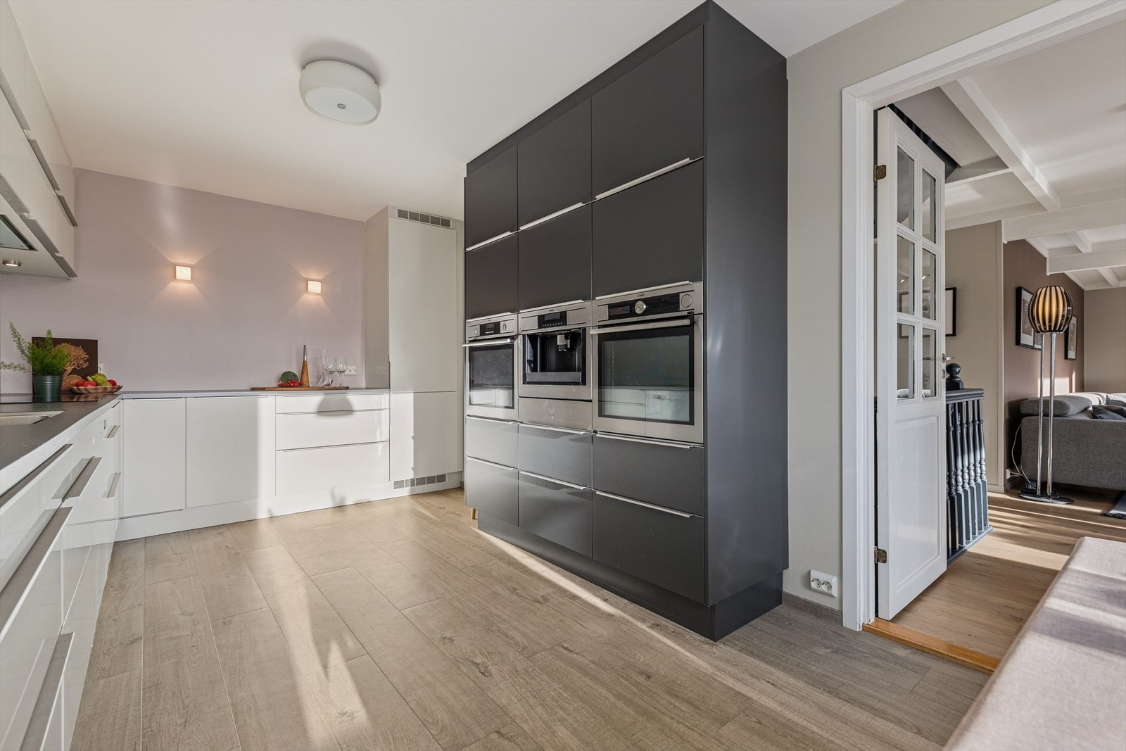 Kjøkkenet har godt med skap- og benkeplass. Kaffemaskin og skap med hev/senk til kjøkkenmaskin. Galleribilde