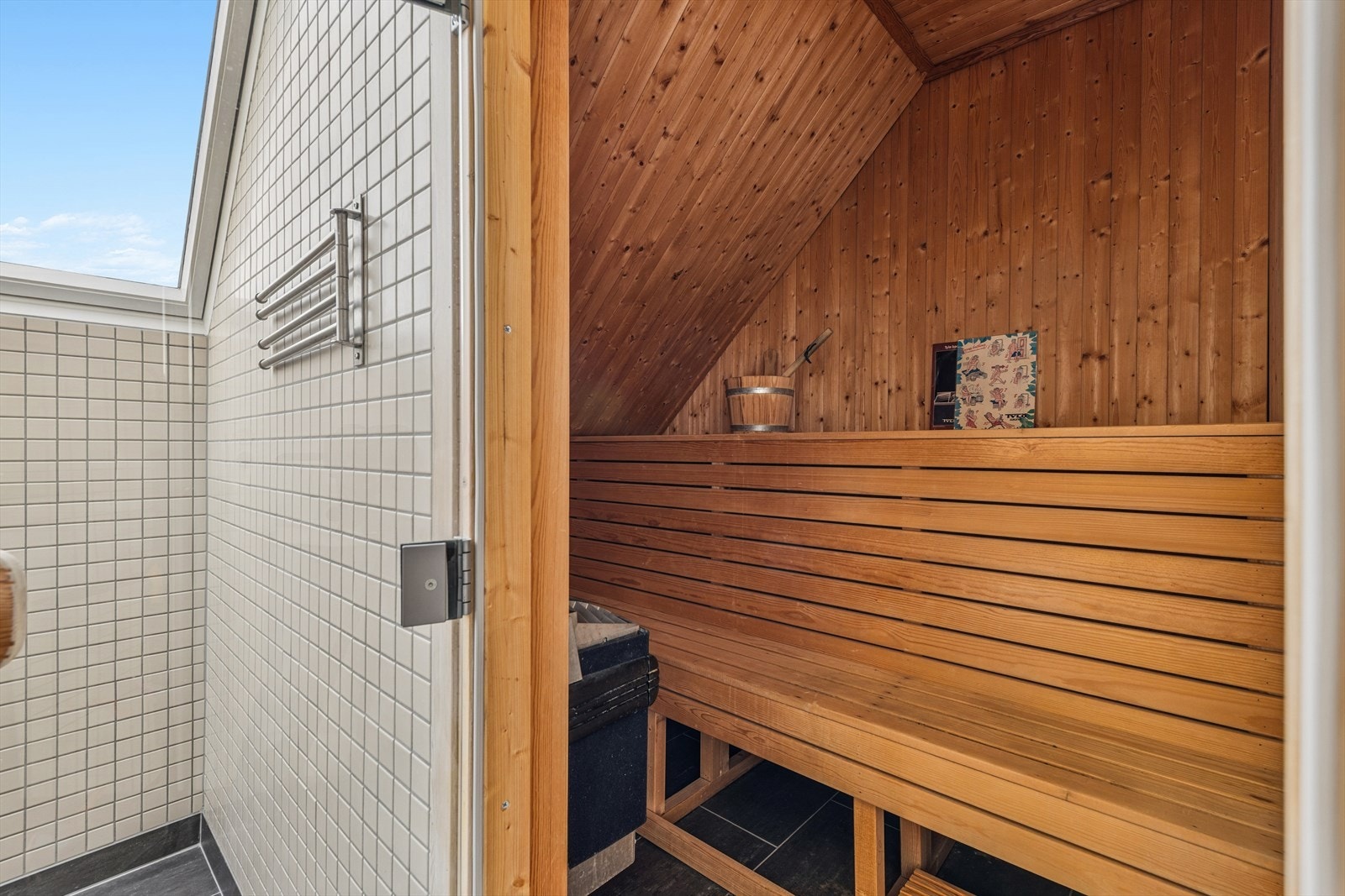 Badstuen har panelte vegger og tak, med en badstuovn for komfortabel oppvarming. Galleribilde